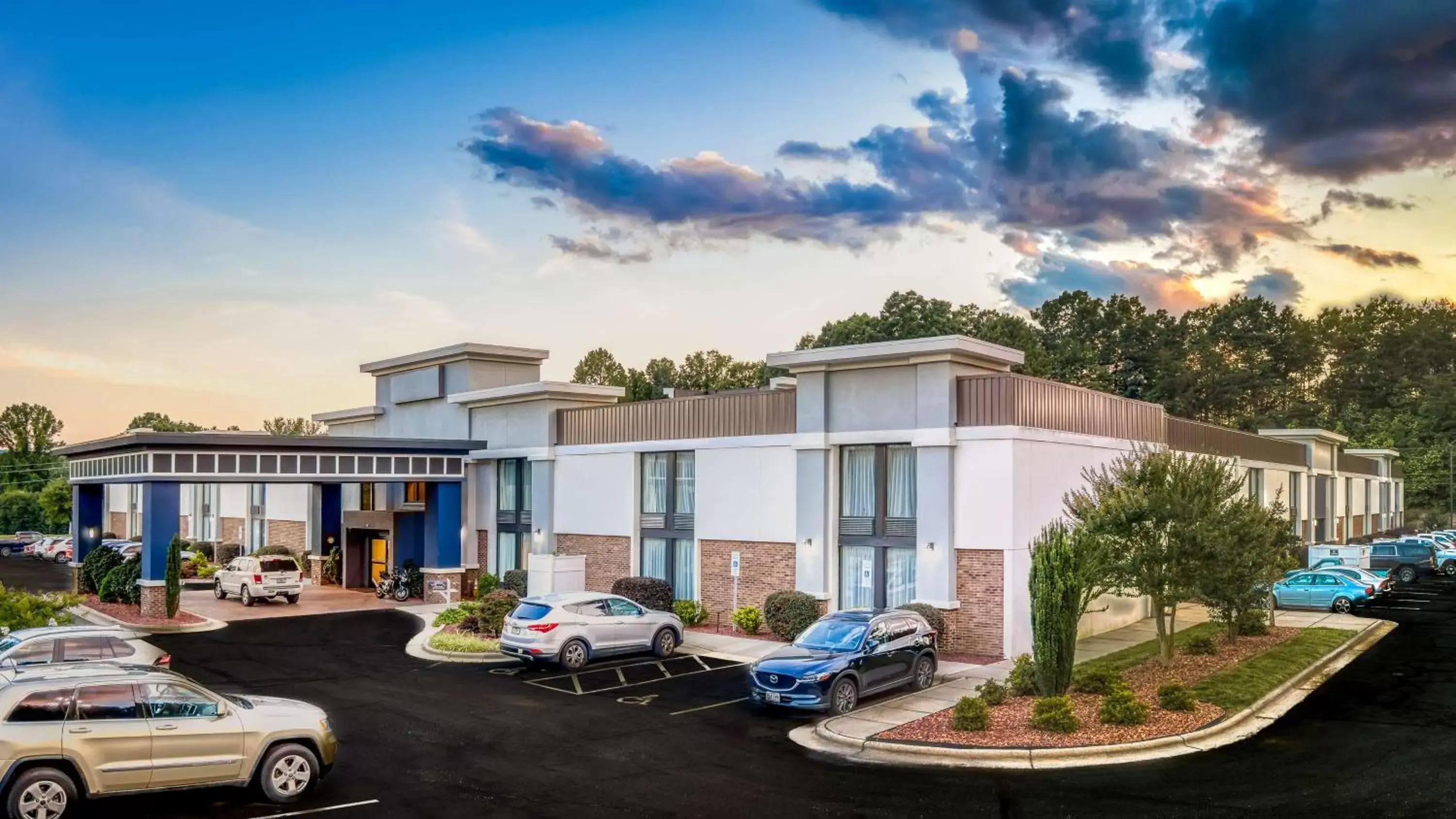 Property Building in Best Western Plus Yadkin Valley Inn & Suites