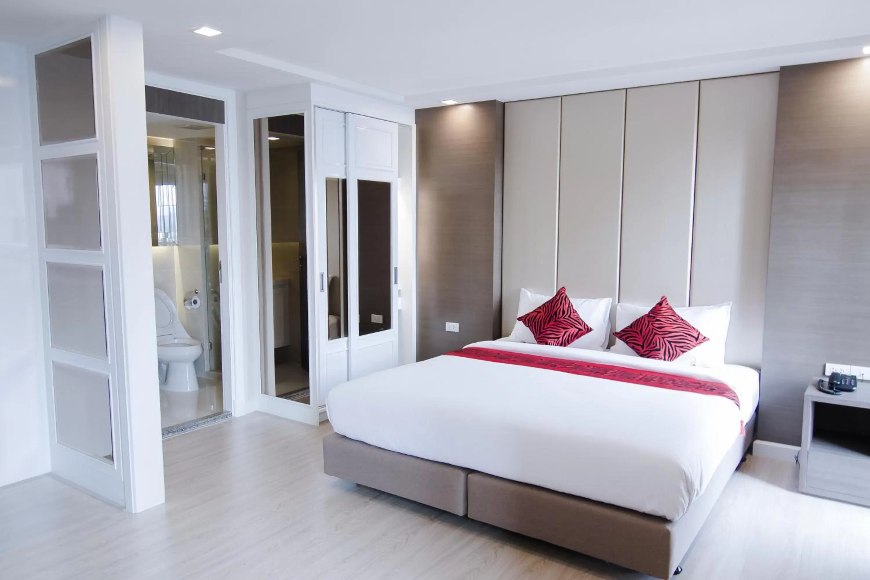 Photo of the whole room, Bed in Hope Land Hotel Sukhumvit 8