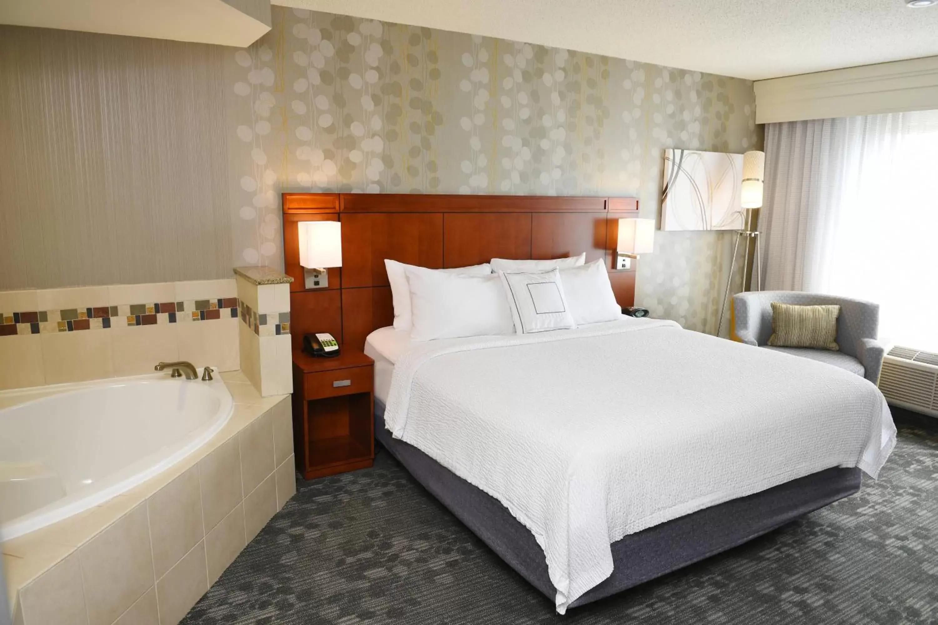Swimming pool, Bed in Courtyard By Marriott Sioux Falls