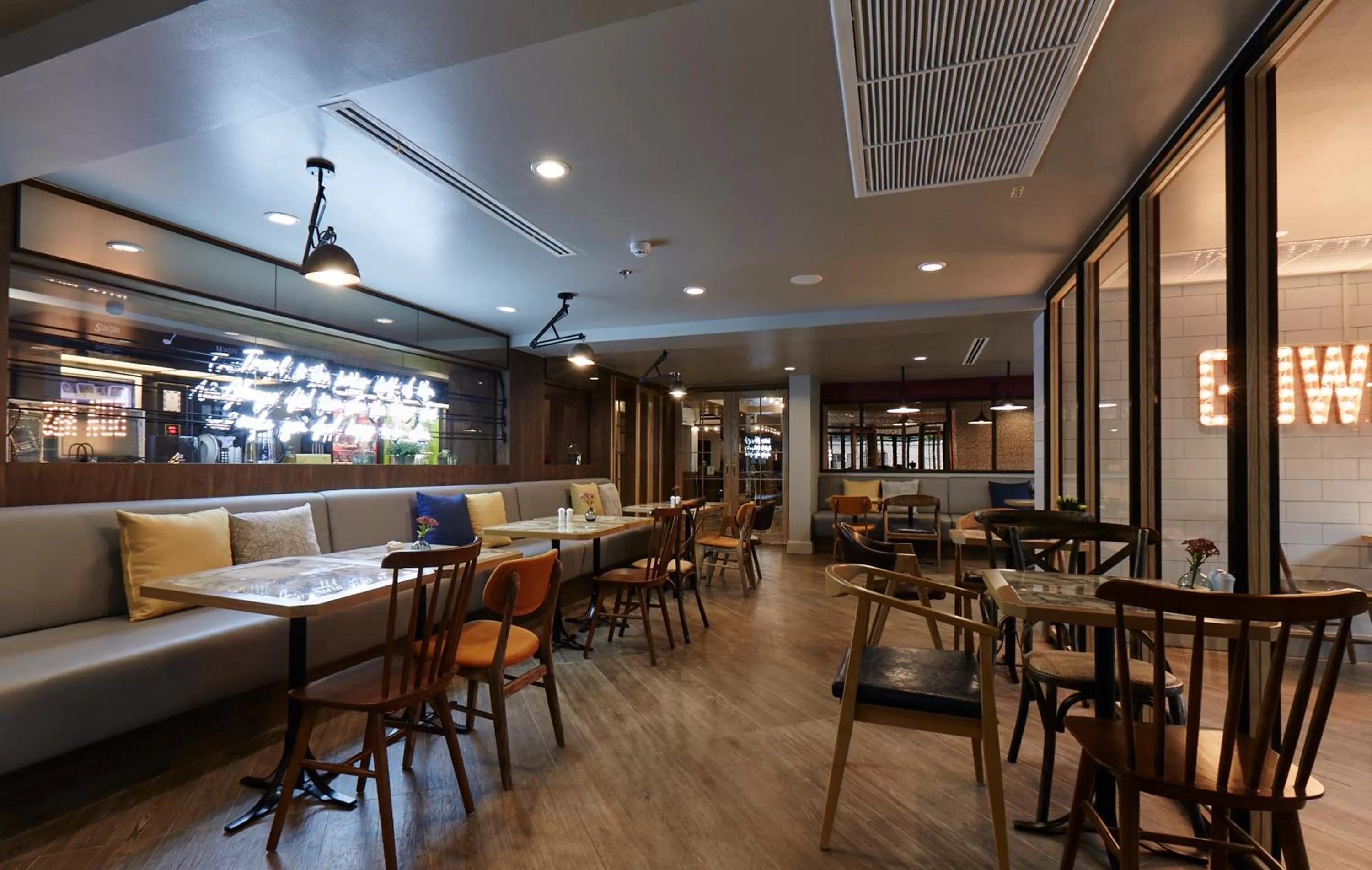 Restaurant/places to eat in Vince Hotel Pratunam