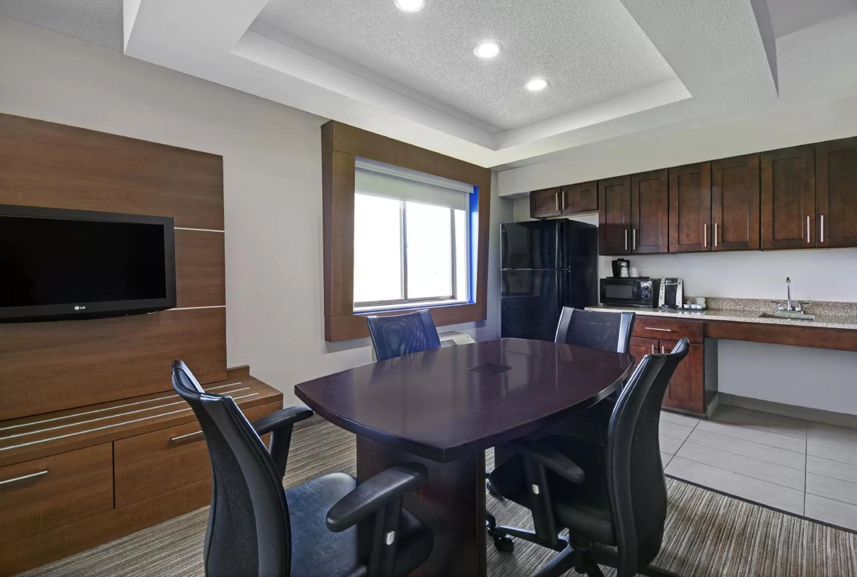 Photo of the whole room in Holiday Inn Express Marshall by IHG