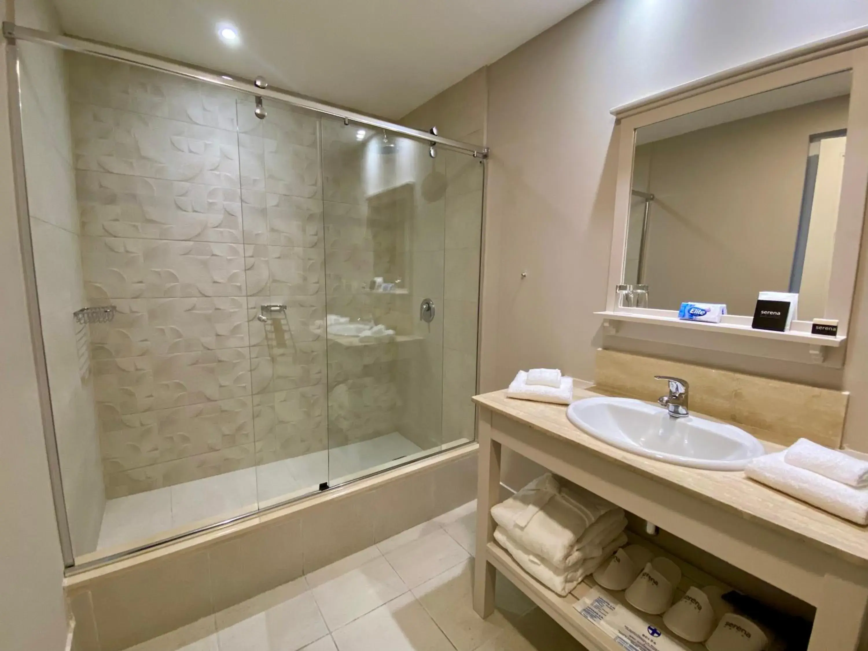 Shower, Bathroom in Serena Hotel - Exclusivo Adultos