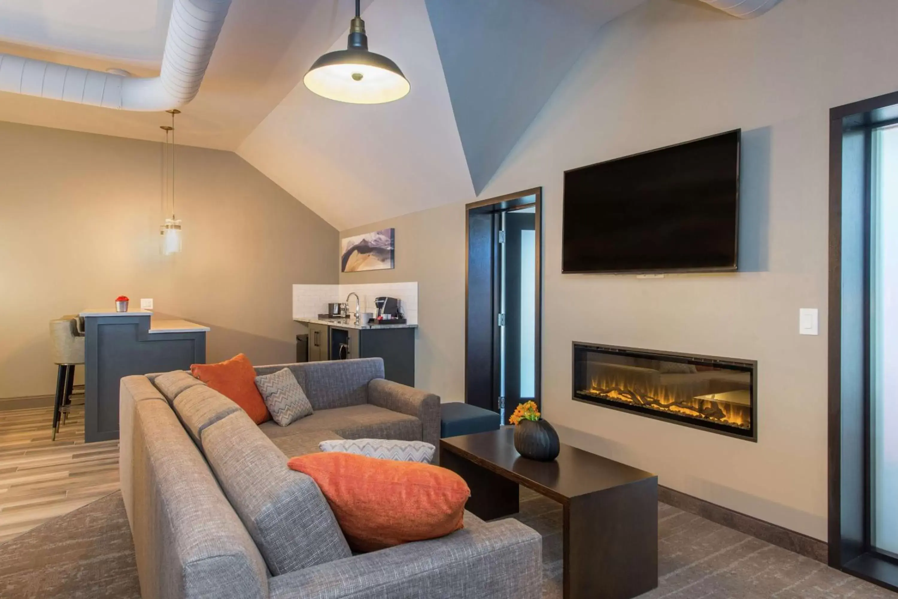 Bedroom, Seating Area in Hotel Saranac, Curio Collection By Hilton