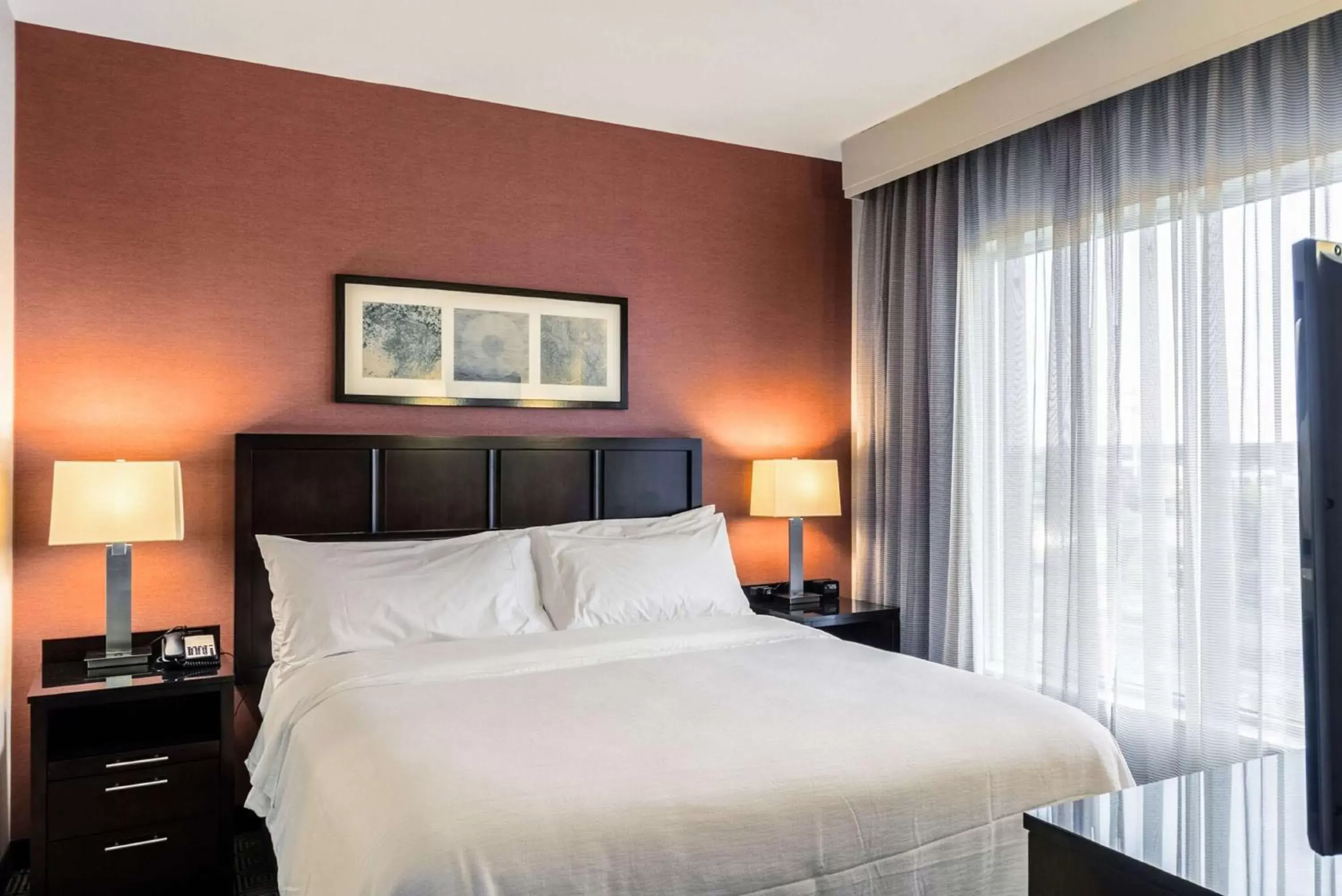 Bed in Embassy Suites by Hilton Newark Airport