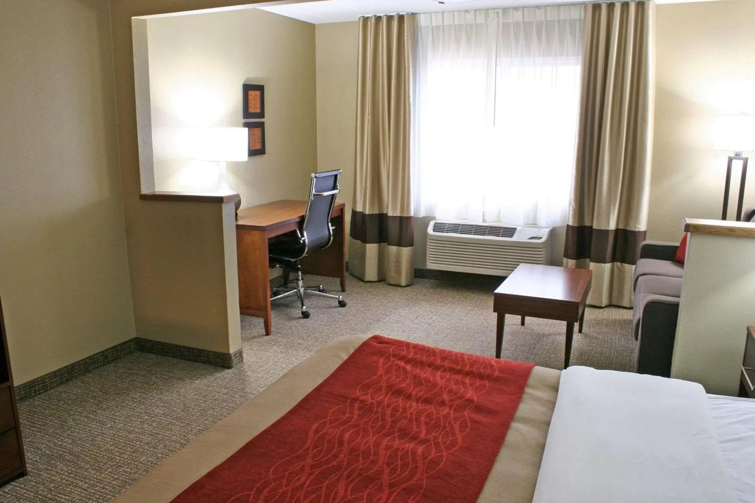 Photo of the whole room, Bed in Comfort Inn Central University South
