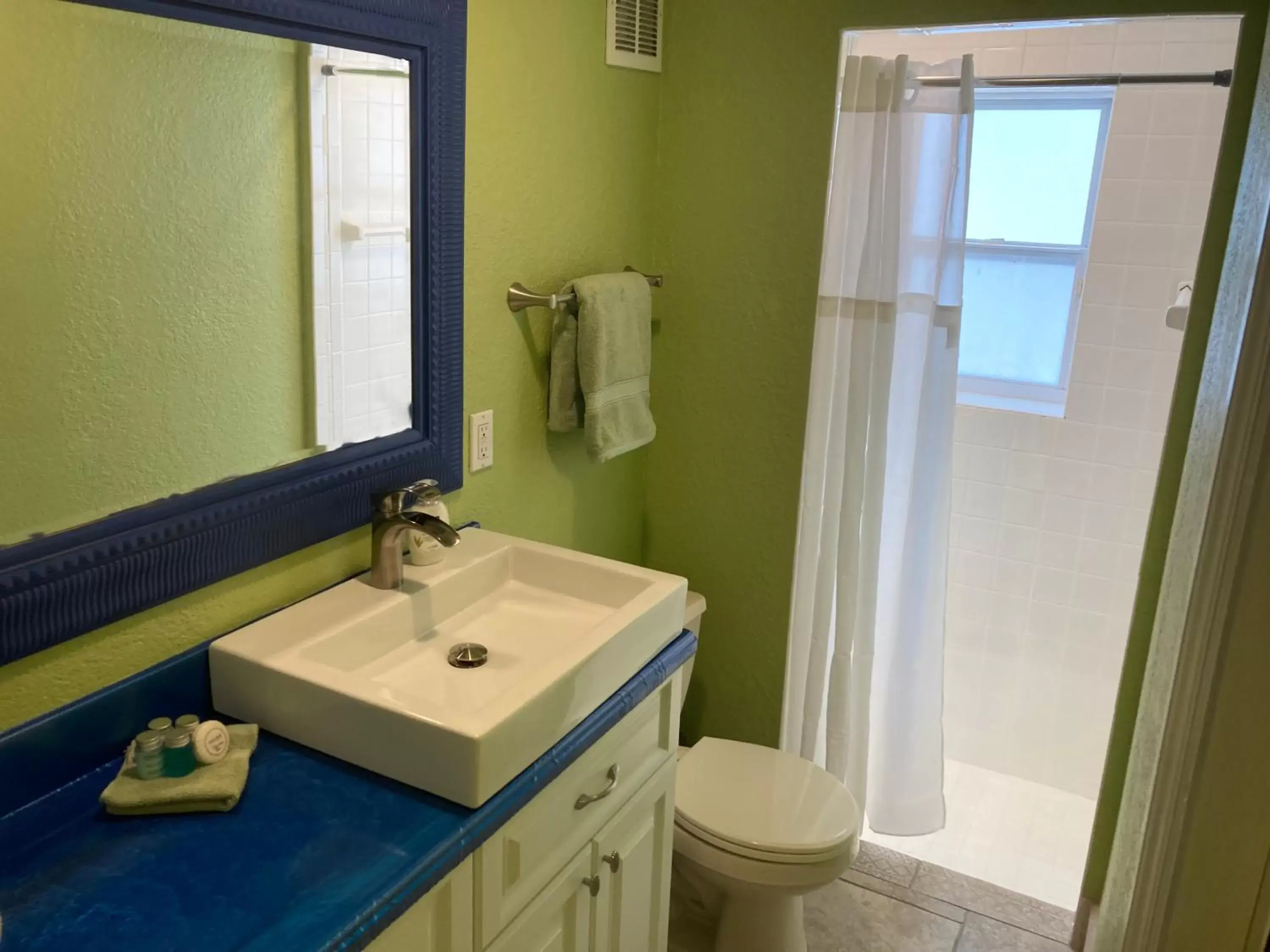 Bathroom in 3Gulls Inn Ozona-Boutique Hotel-Steps from Restaurants & Brewery-Pet Friendly