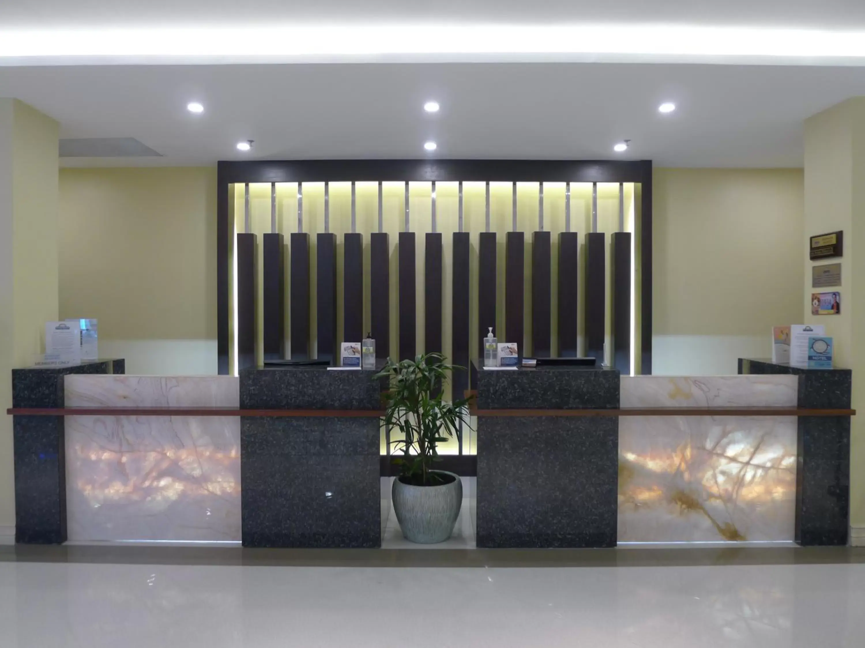 Lobby or reception in Days Hotel by Wyndham Iloilo Lobby or reception in Days Hotel by Wyndham Iloilo