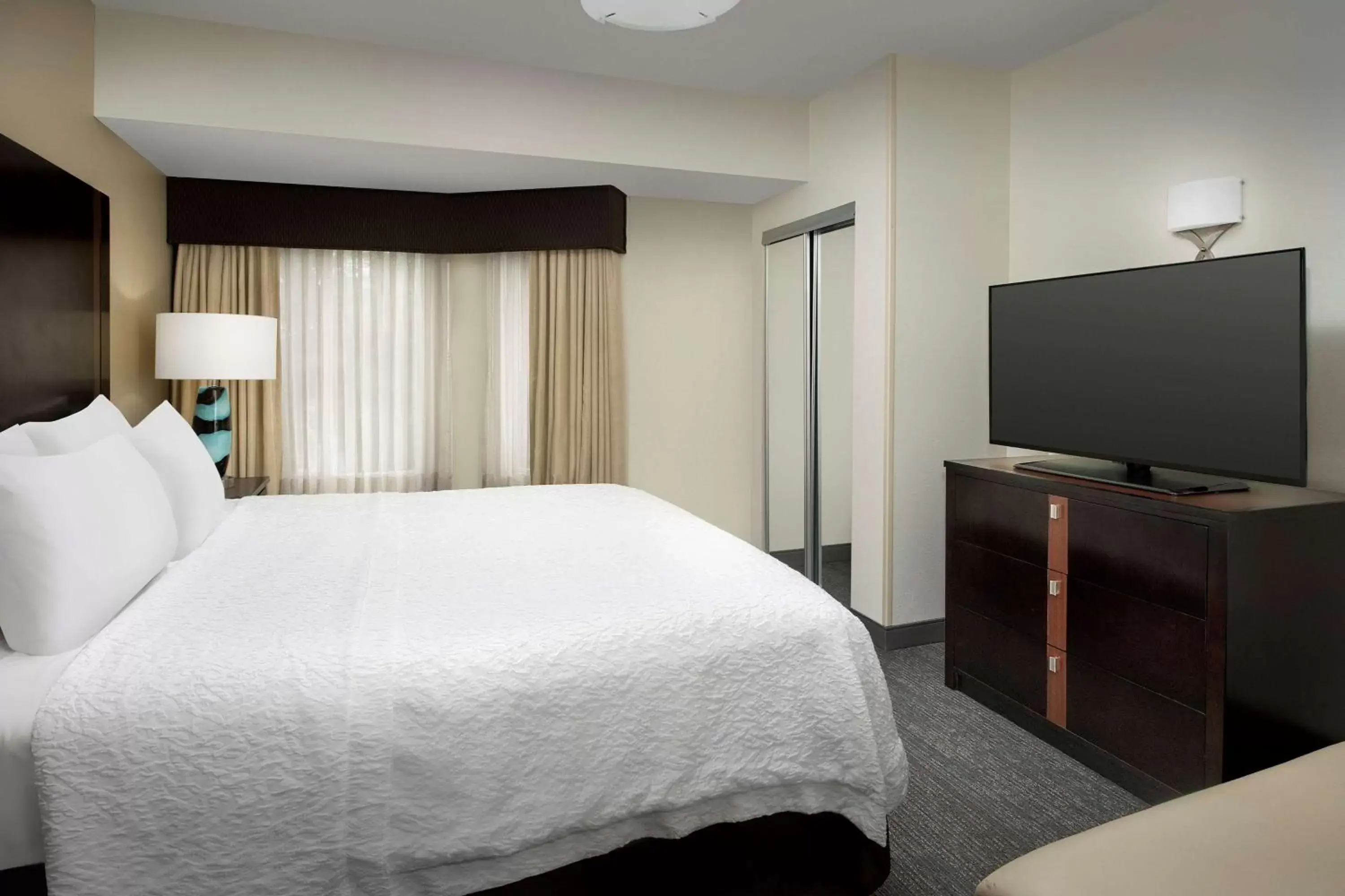 Bedroom, TV/Entertainment Center in Hampton Inn & Suites Alpharetta-Windward