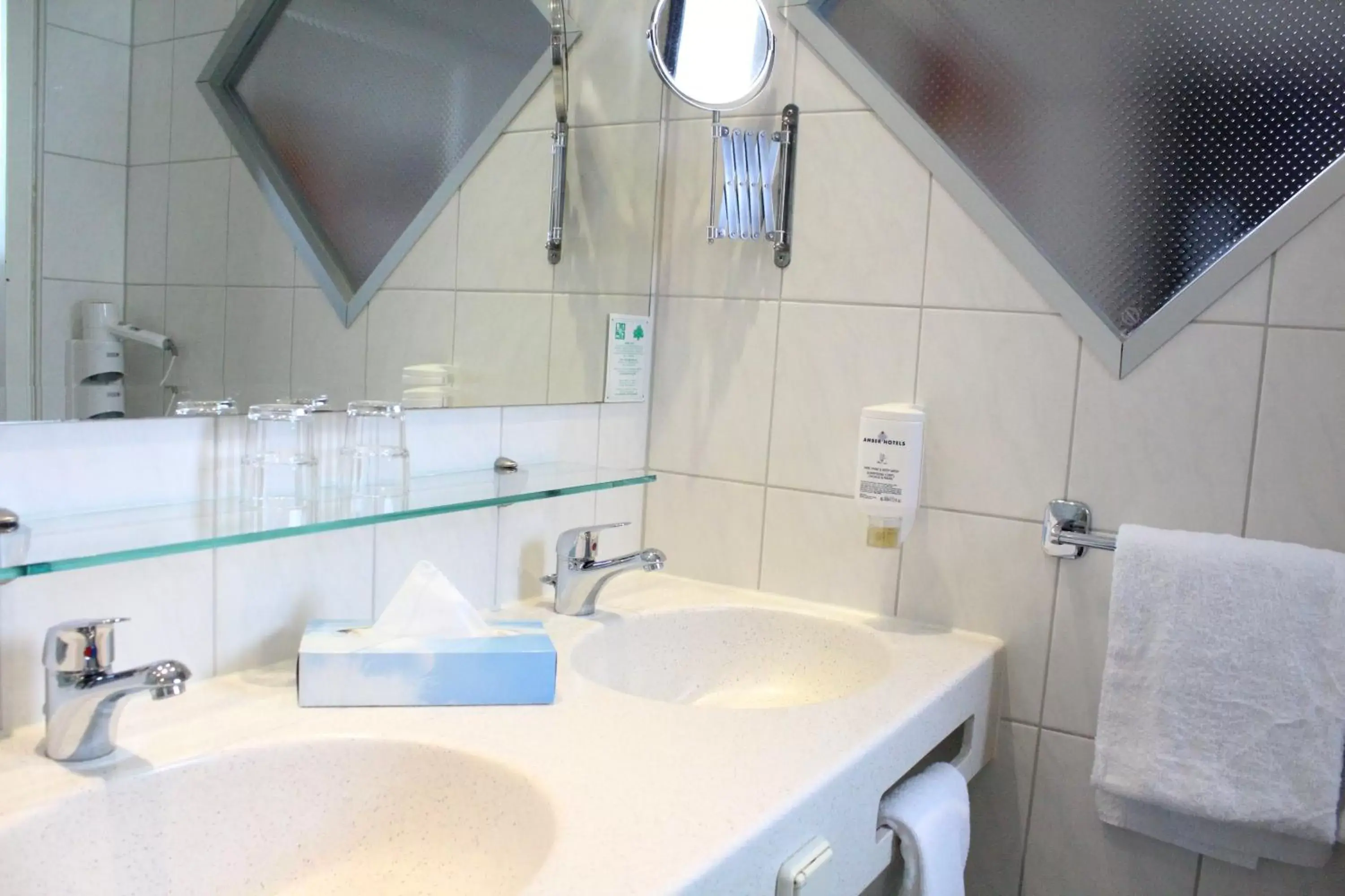 Photo of the whole room, Bathroom in PLAZA INN Berlin Charlottenburg