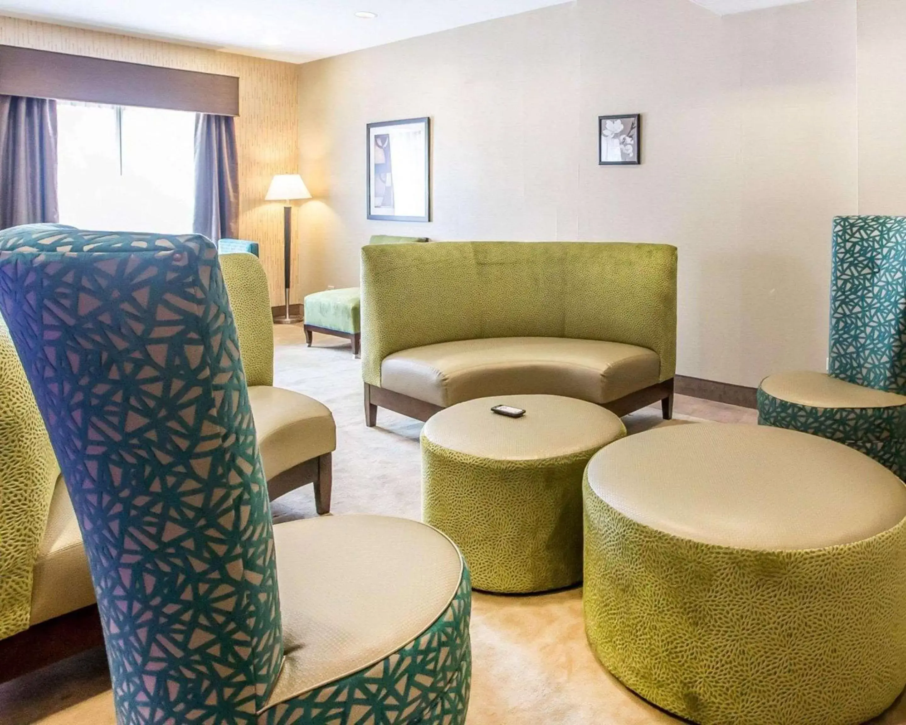 Lobby or reception, Seating Area in Comfort Inn & Suites near Tinley Park Amphitheater