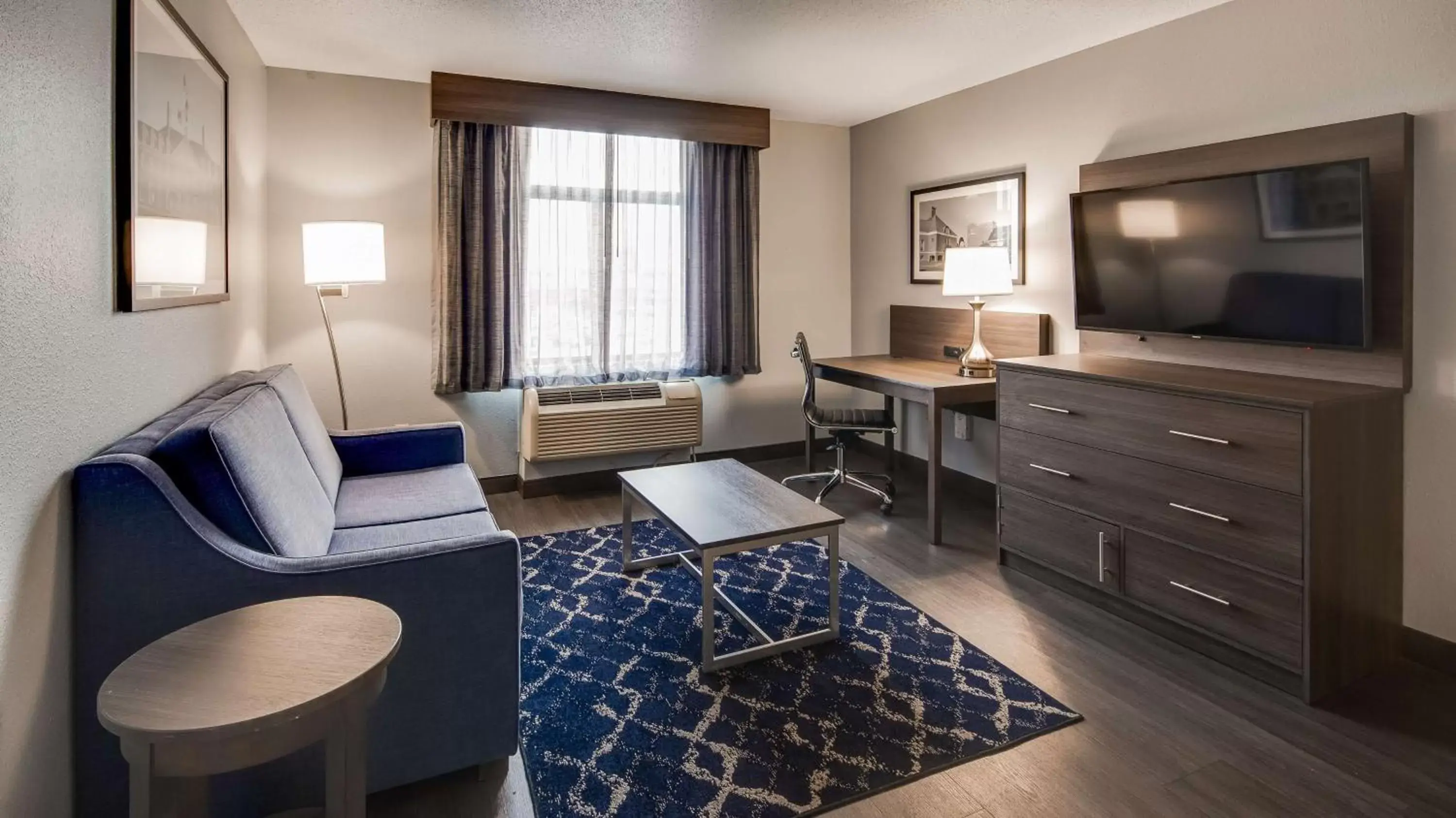 Living room, Seating Area in Best Western Plus Champaign/Urbana Inn