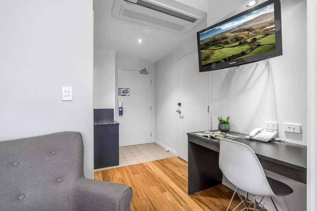 Guests, TV/Entertainment Center in Essence Apartments Chermside