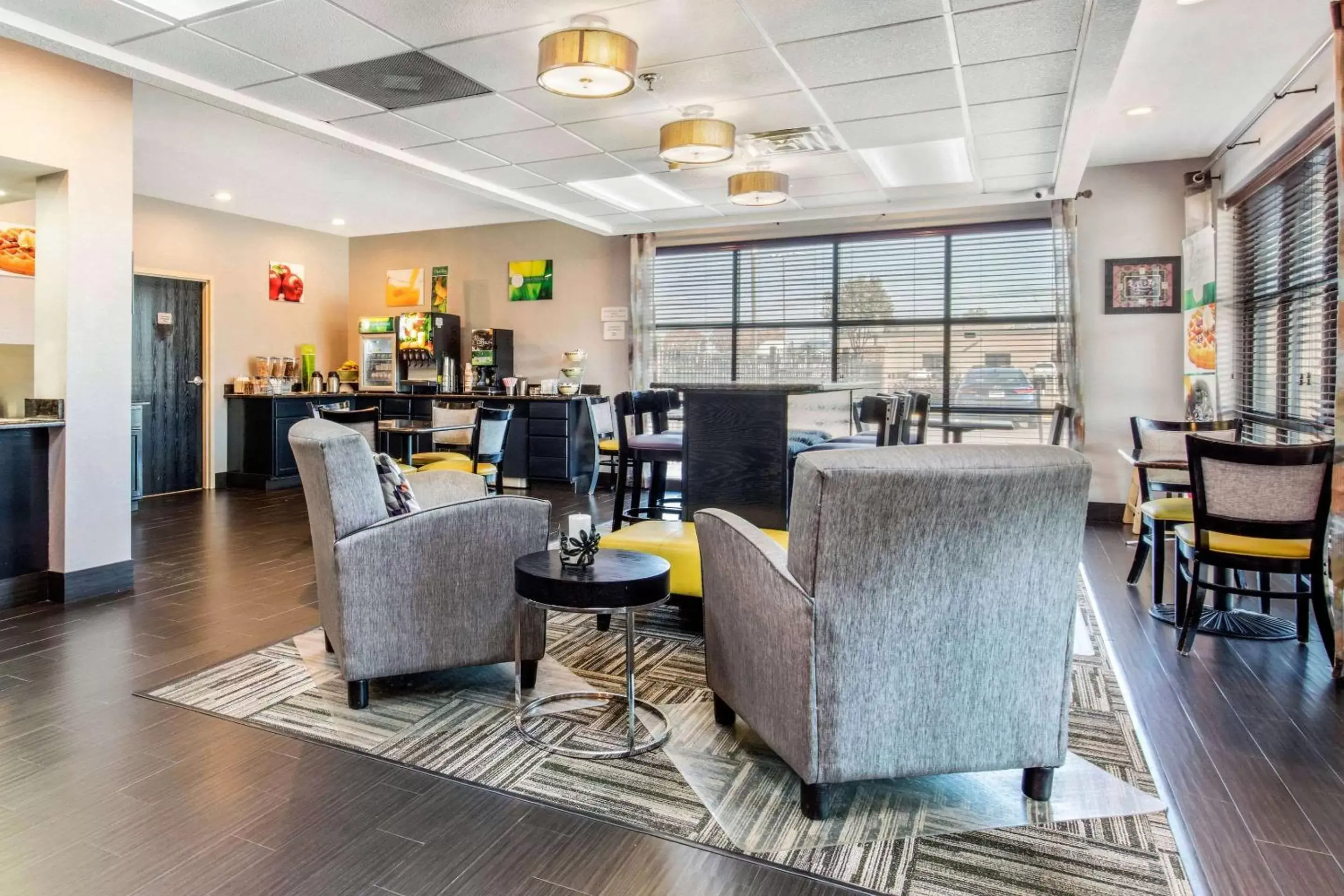 Lobby or reception, Restaurant/Places to Eat in Quality Inn Airport I-240