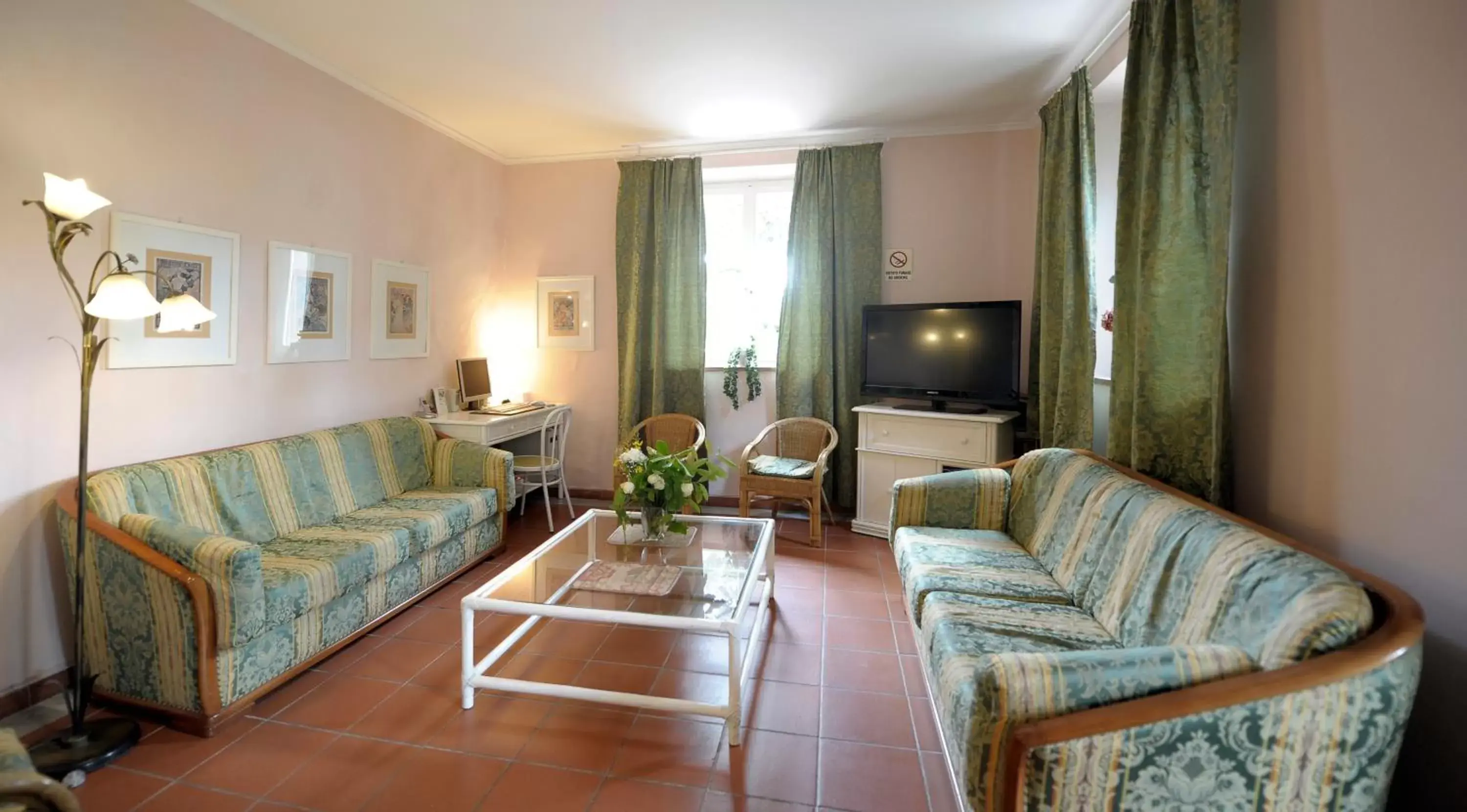 Communal lounge/ TV room, Seating Area in Hotel Villa Belvedere