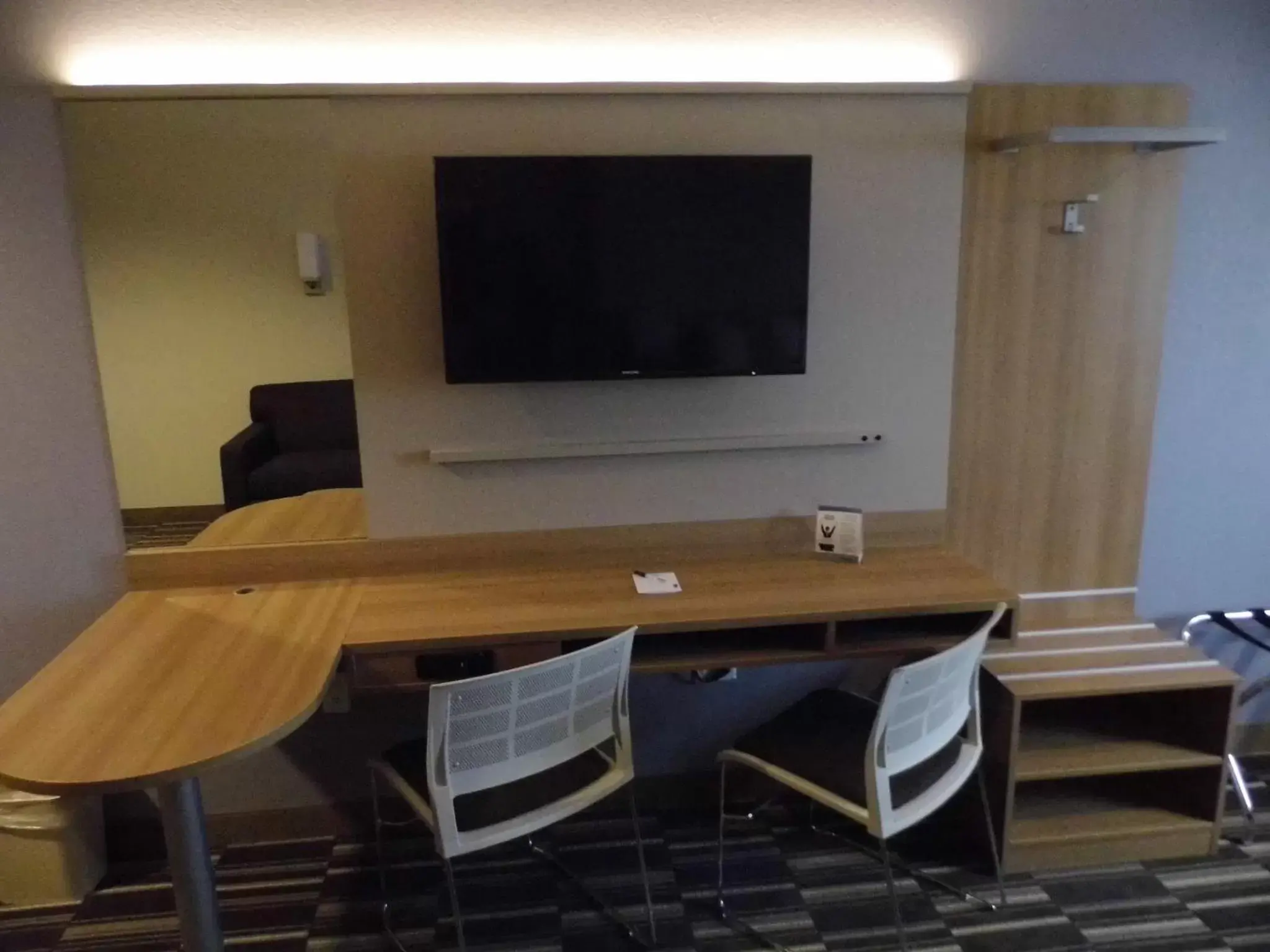 Seating area, TV/Entertainment Center in Microtel Inn & Suites by Wyndham Vernal/Naples