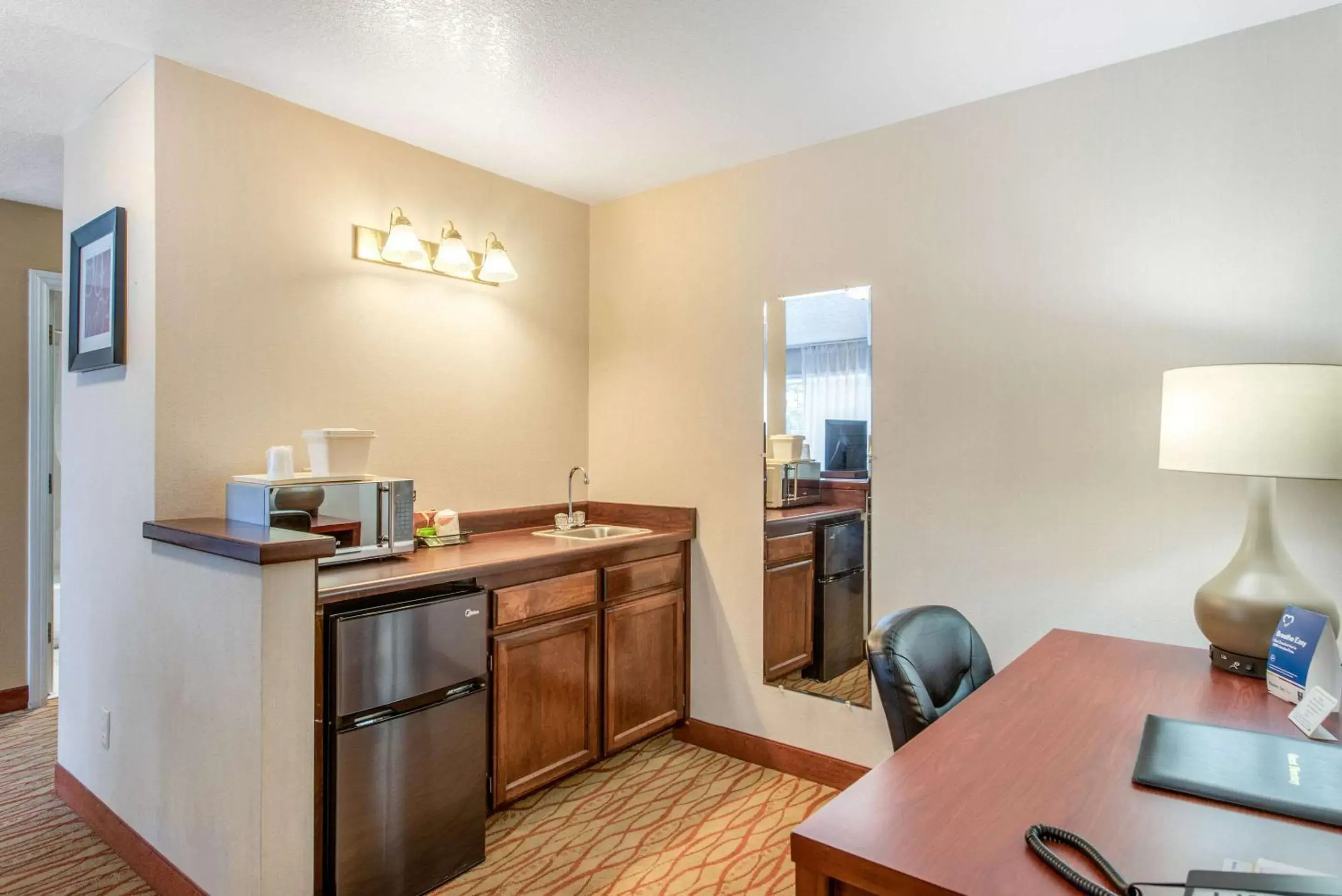 Photo of the whole room, Kitchen/Kitchenette in Comfort Inn Mount Shasta Area