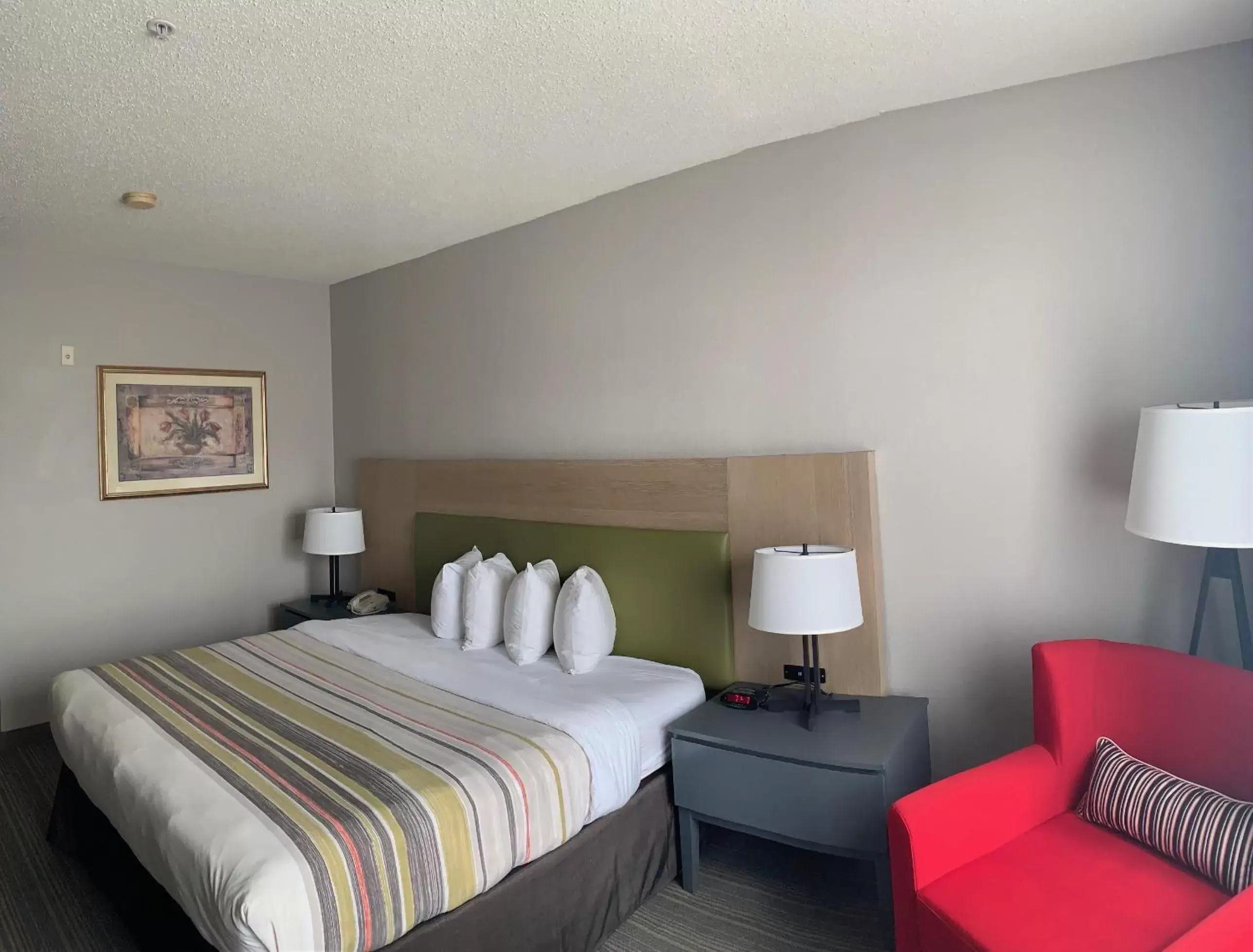 Bed in Country Inn & Suites By Radisson, Houston IAH Airport-JFK Boulevard