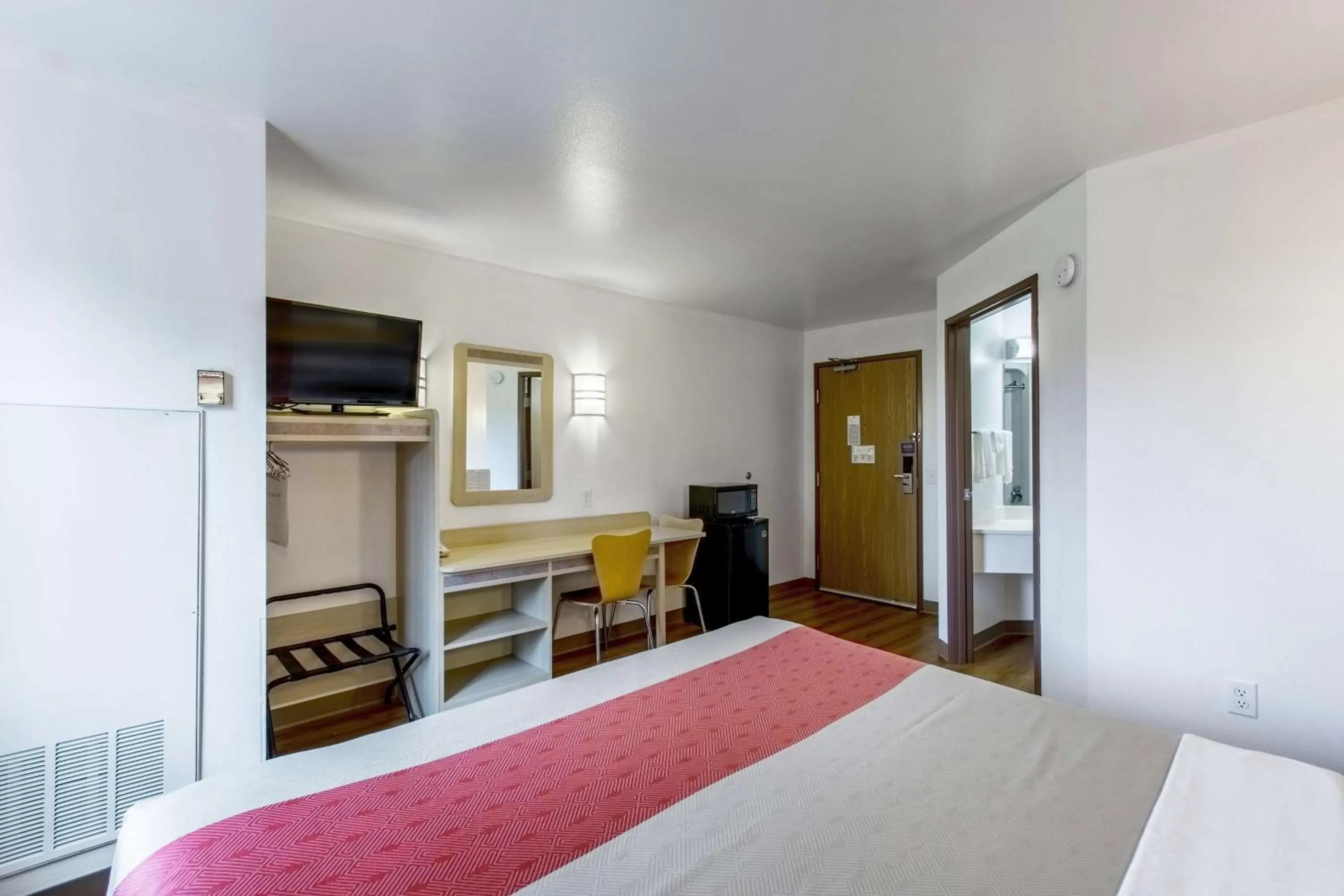 Bedroom, Bed in Motel 6-Baraboo, WI - Lake Delton-Wisconsin Dells