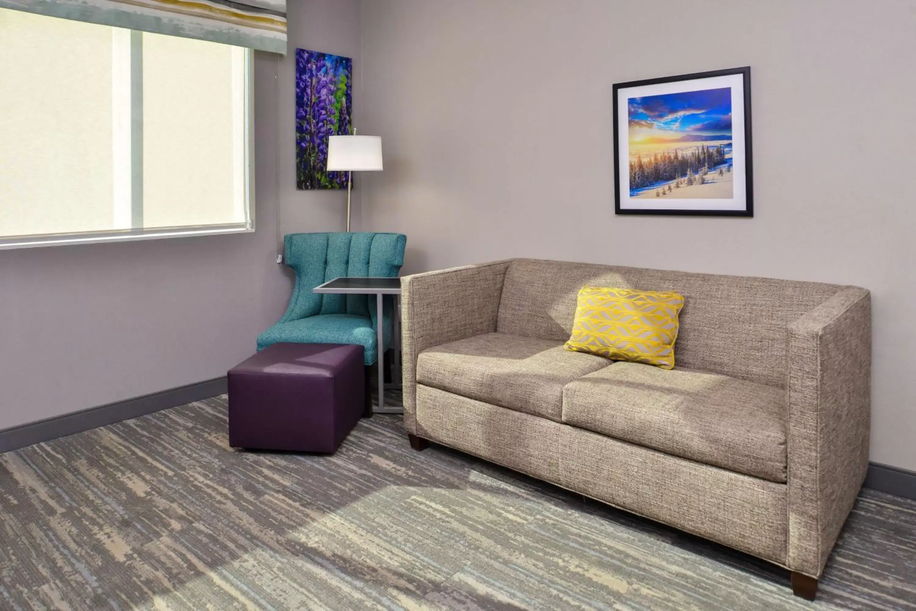 Living room, Seating Area in Hampton Inn & Suites Boise/Spectrum