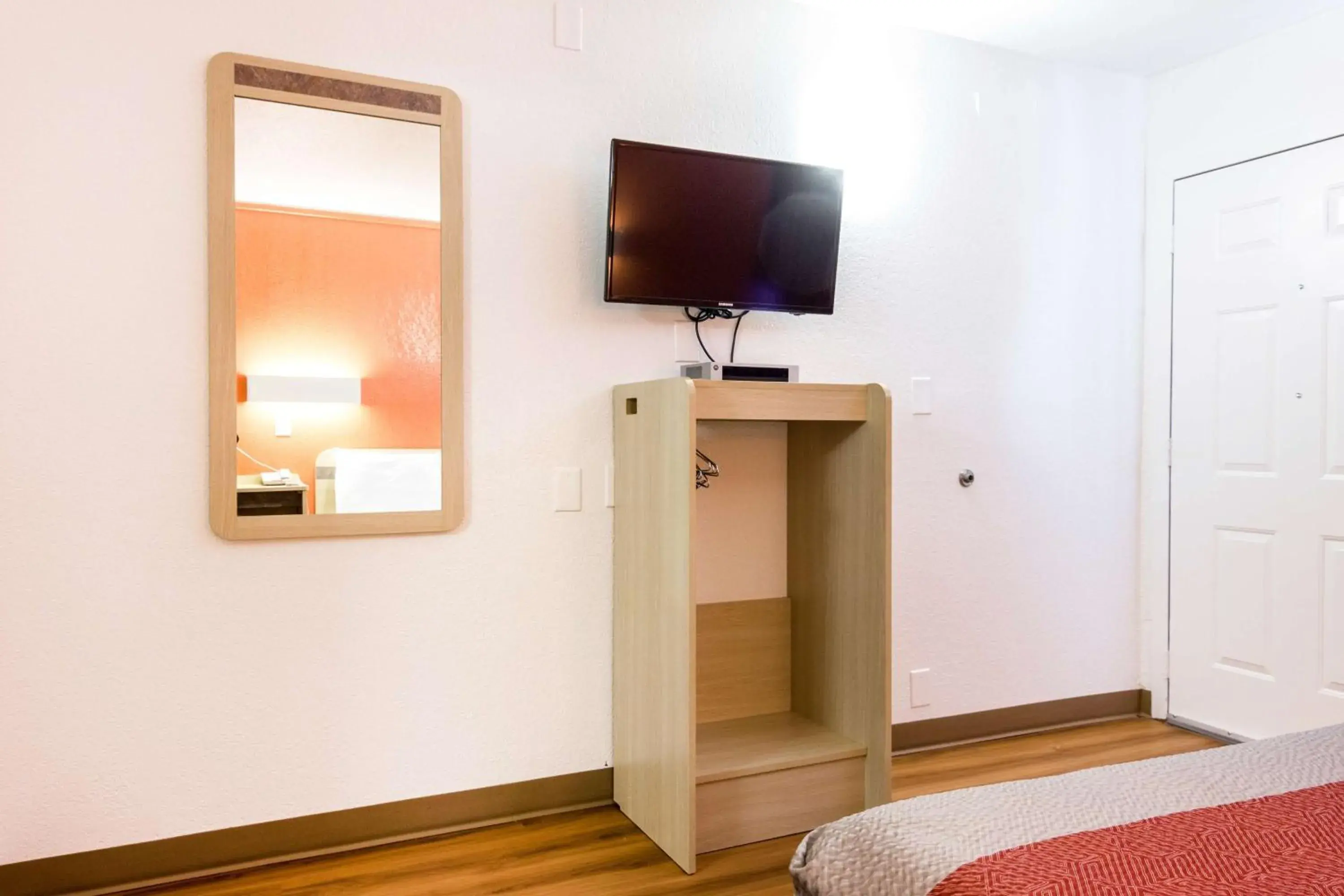 Photo of the whole room, TV/Entertainment Center in Motel 6-Longview, TX