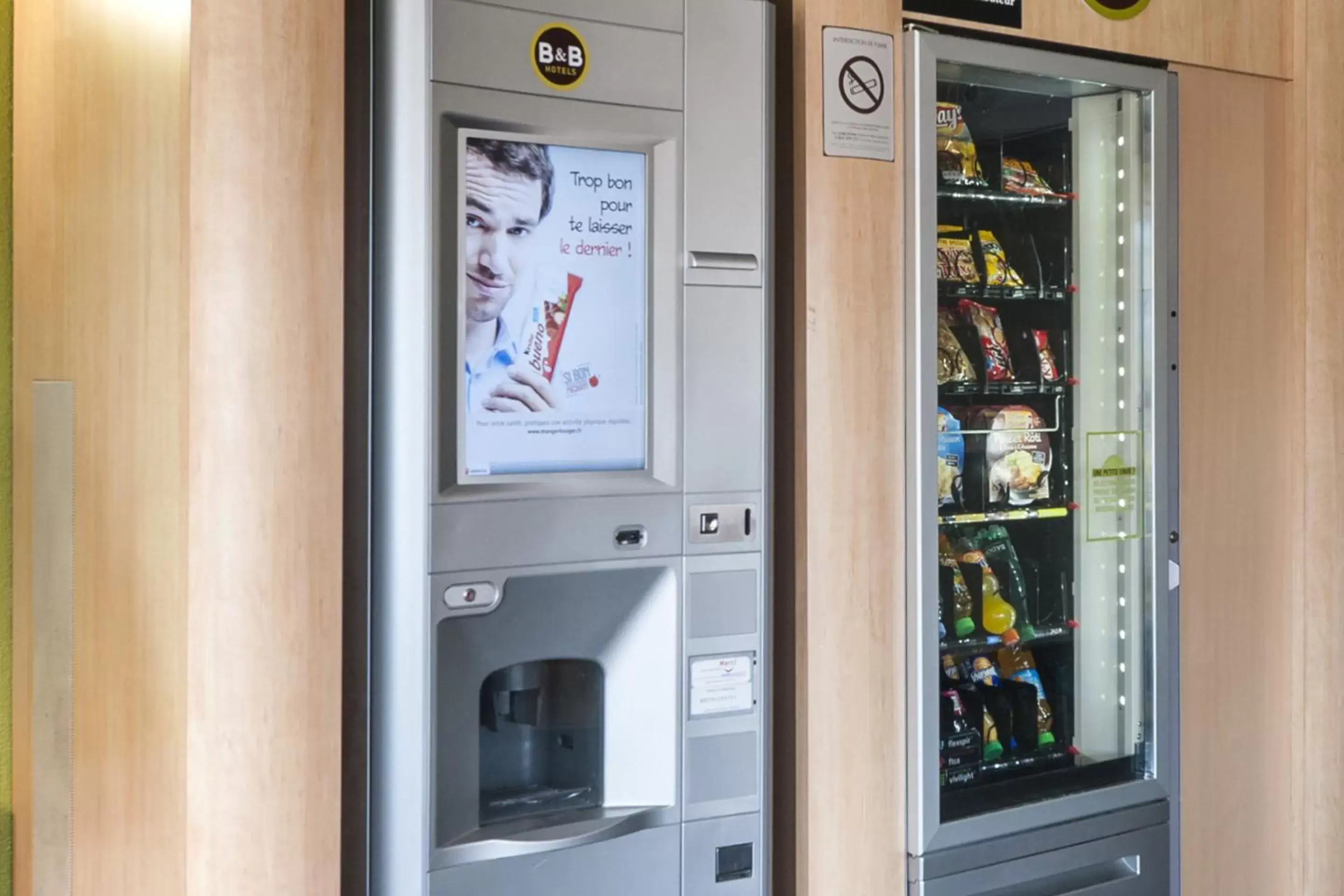 Food and drinks, Supermarket/Shops in B&B HOTEL Poitiers 1 Futuroscope