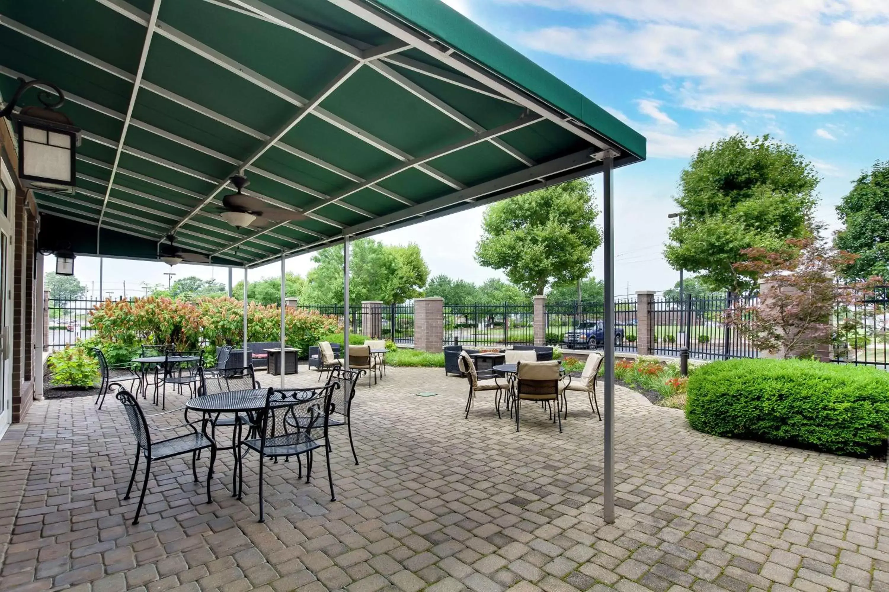 Restaurant/Places to Eat in Hilton Garden Inn Louisville Airport