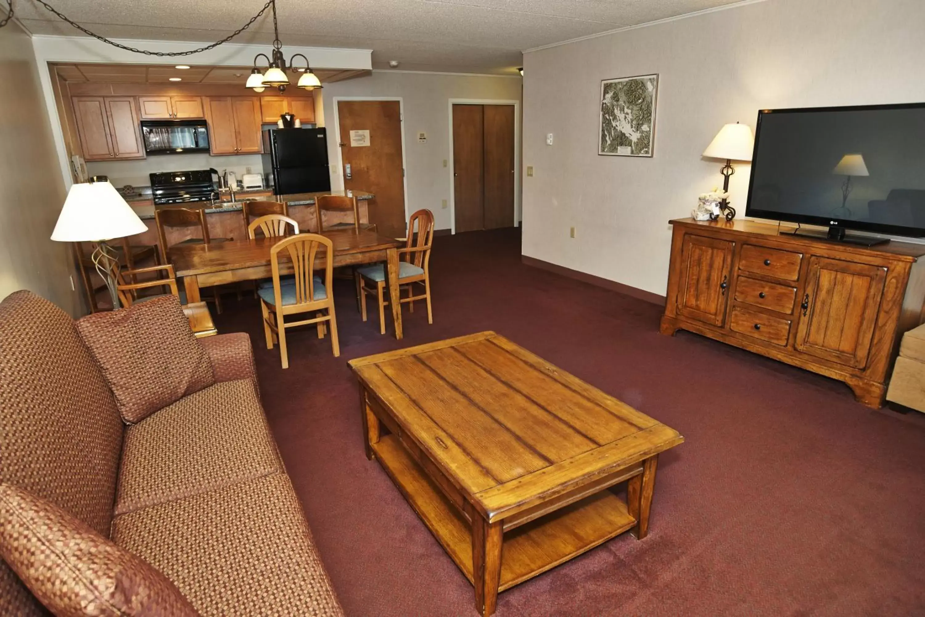 Kitchen or kitchenette, Seating Area in Fireside Inn & Suites Gilford