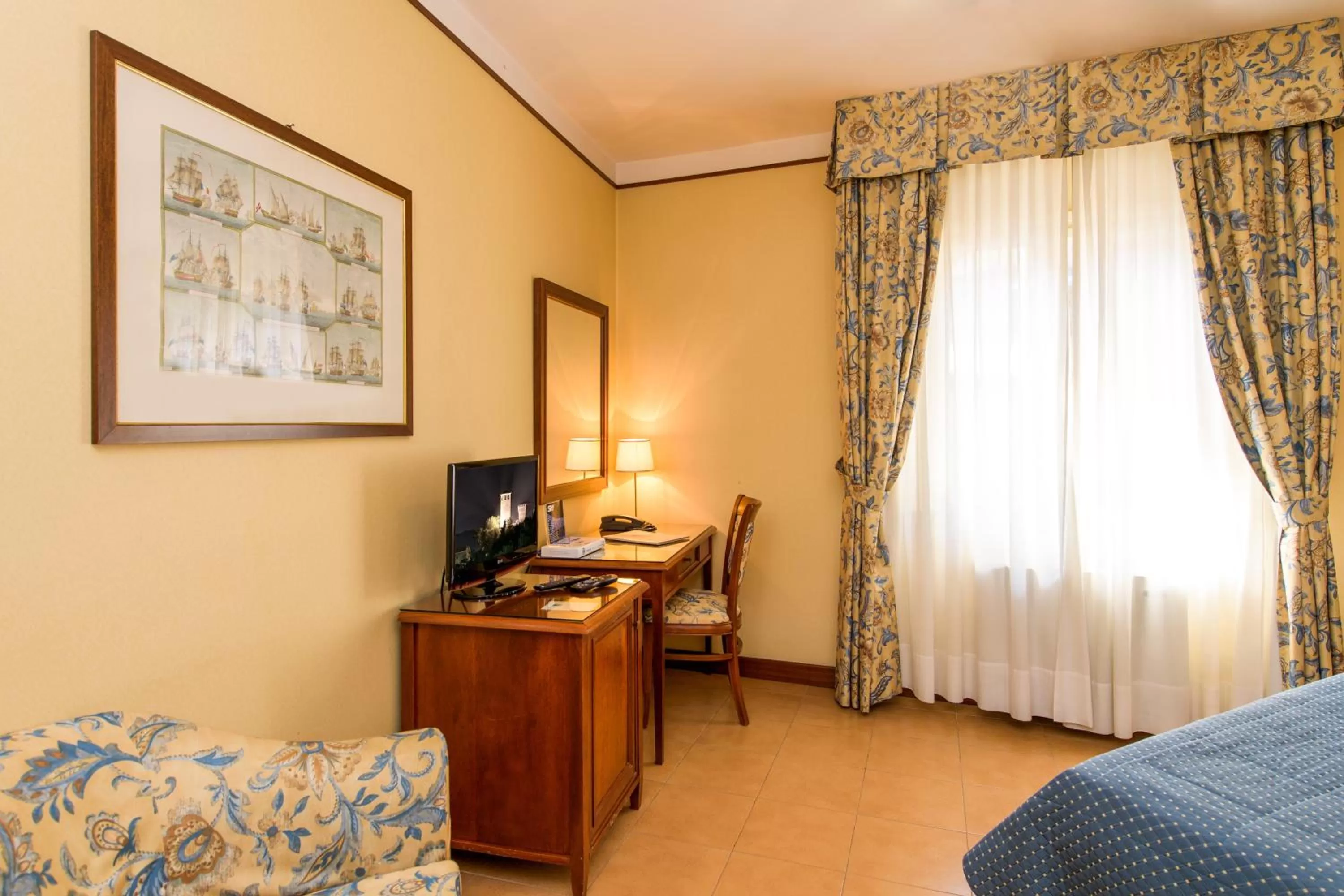Photo of the whole room, Bed in Albergo Reggio