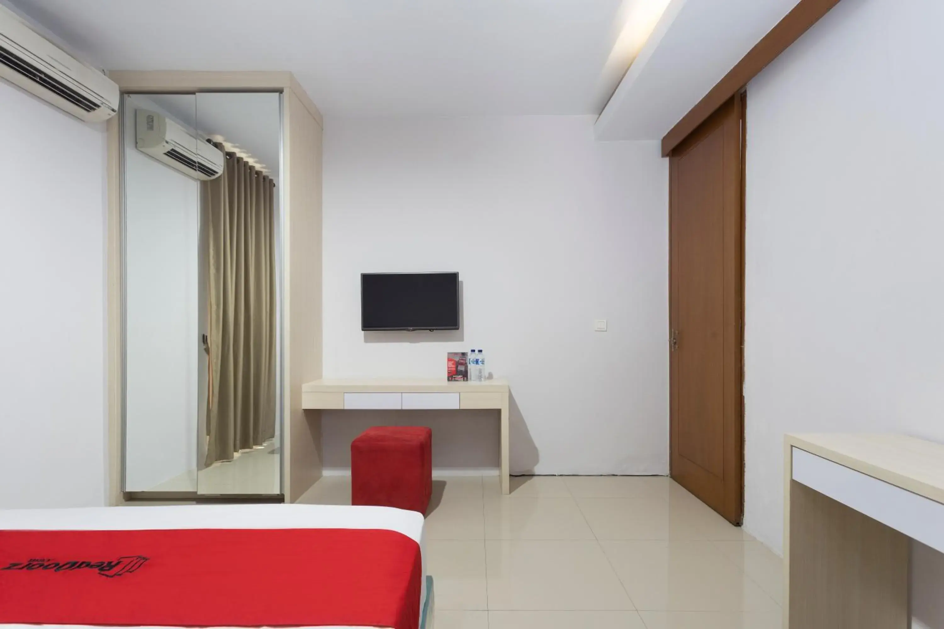 Bedroom, TV/Entertainment Center in RedDoorz Plus near Cilandak Town Square 2