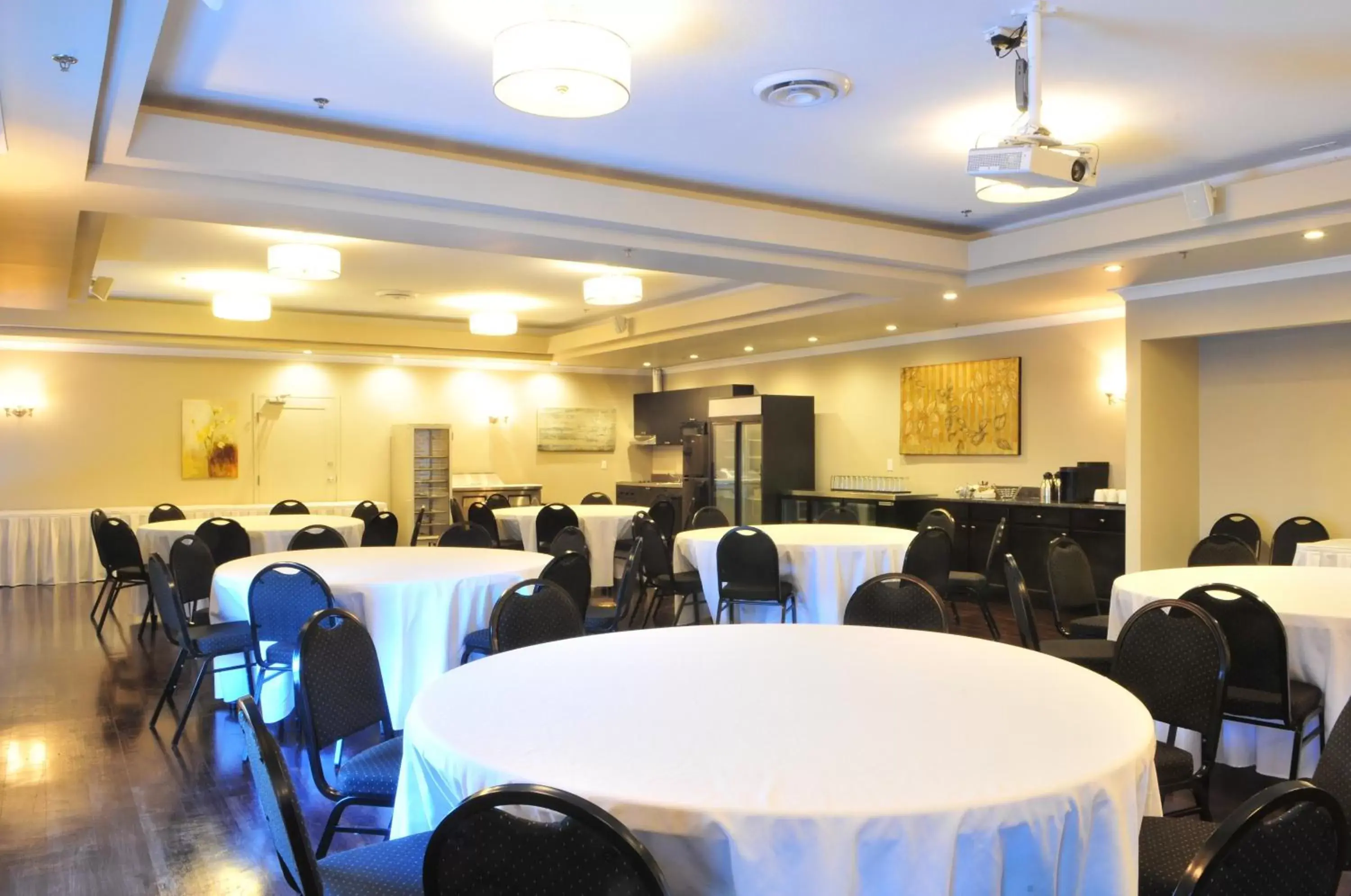 Meeting/conference room, Restaurant/Places to Eat in Ramada by Wyndham Emerald Park/Regina East