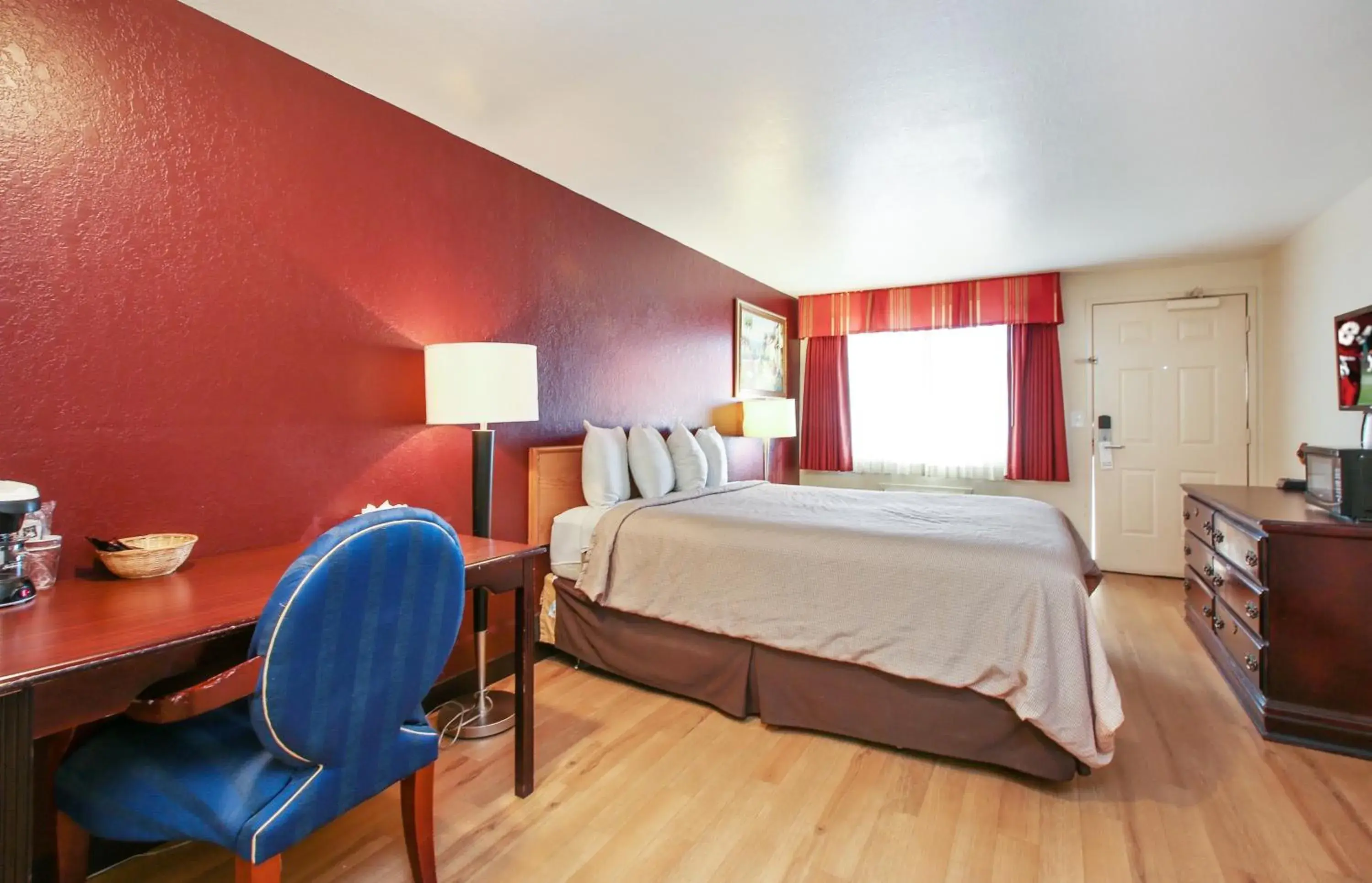 Photo of the whole room, Bed in Red Roof Inn Lompoc