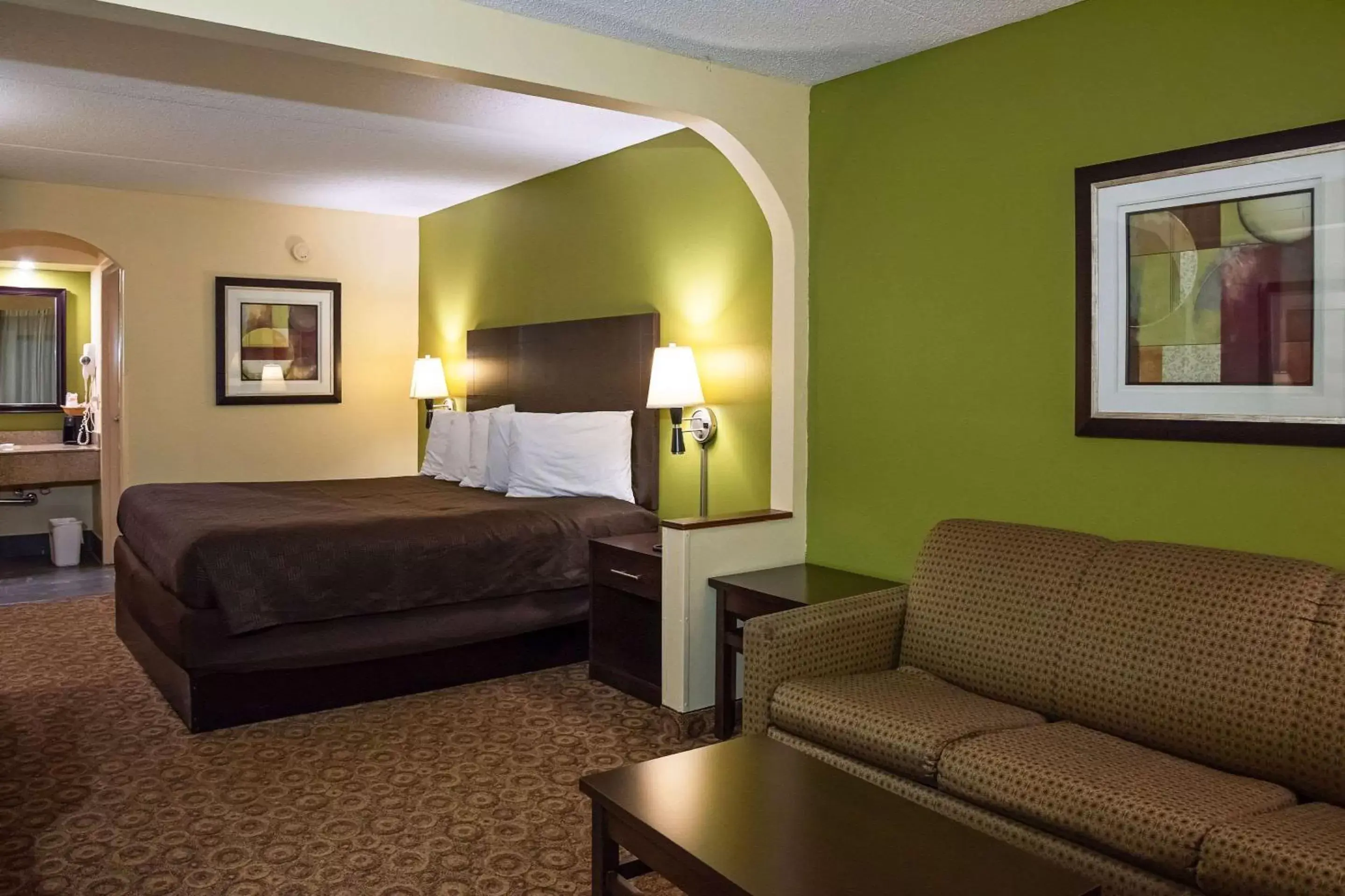 Photo of the whole room, Bed in Rodeway Inn & Suites