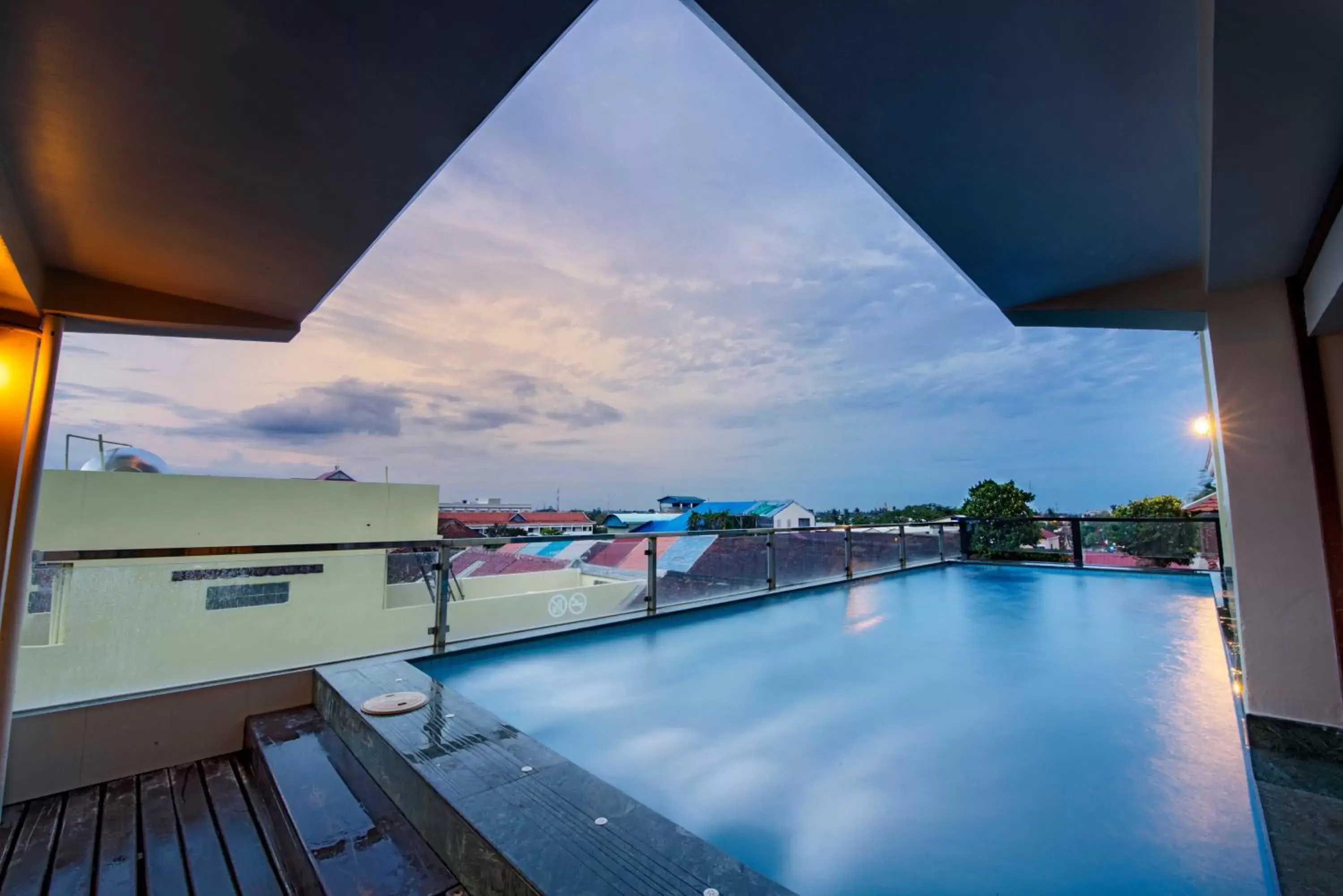 Swimming Pool in Seng Hout Hotel