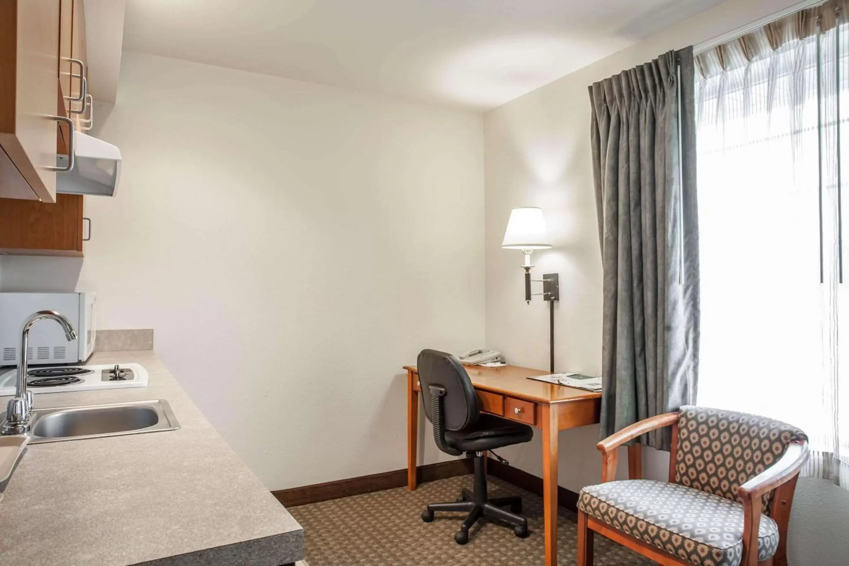 Photo of the whole room, Seating Area in Quality Inn & Suites Federal Way - Seattle