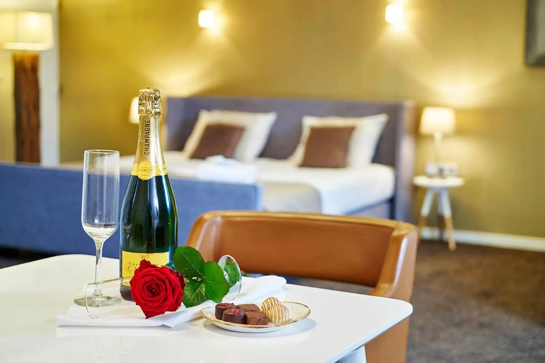 Alcoholic drinks, Bed in Saillant Hotel Maastricht City Centre - Auping Hotel Partner