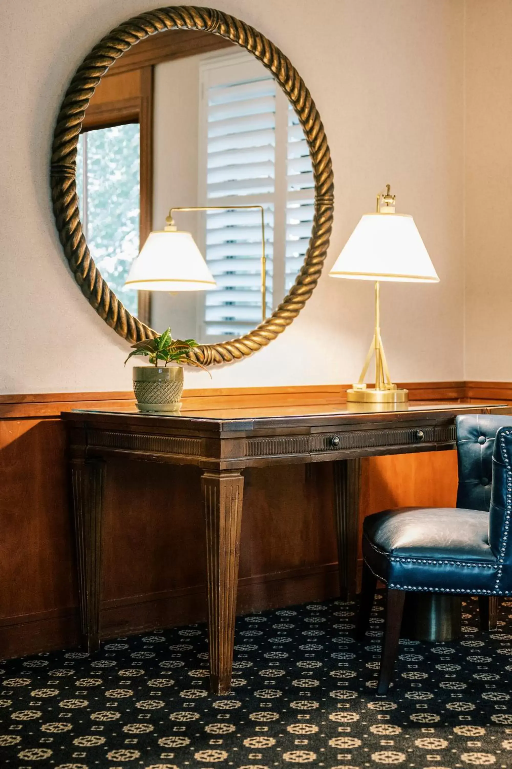 Seating area, Bathroom in Napa River Inn