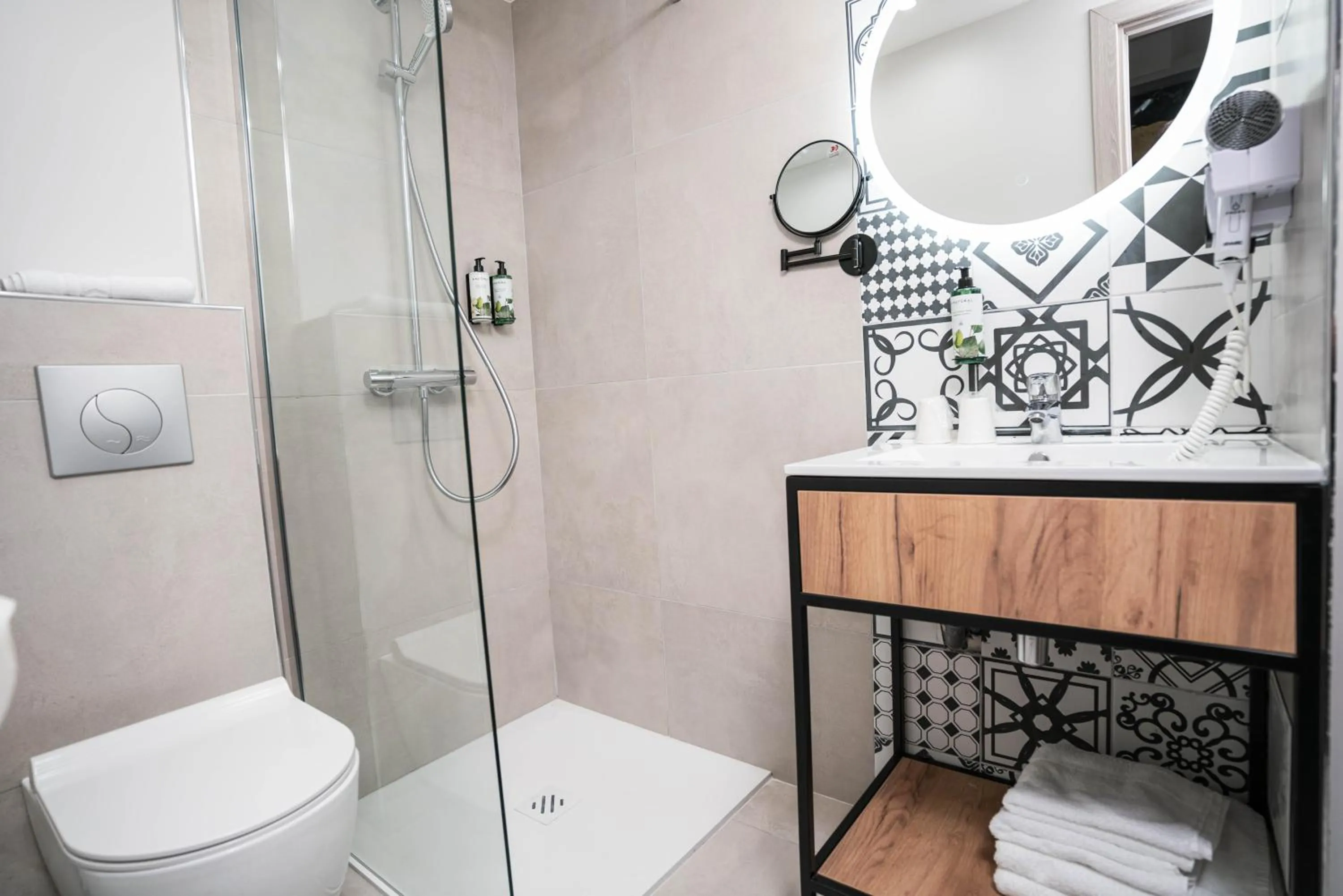 Shower in Hôtel Univers