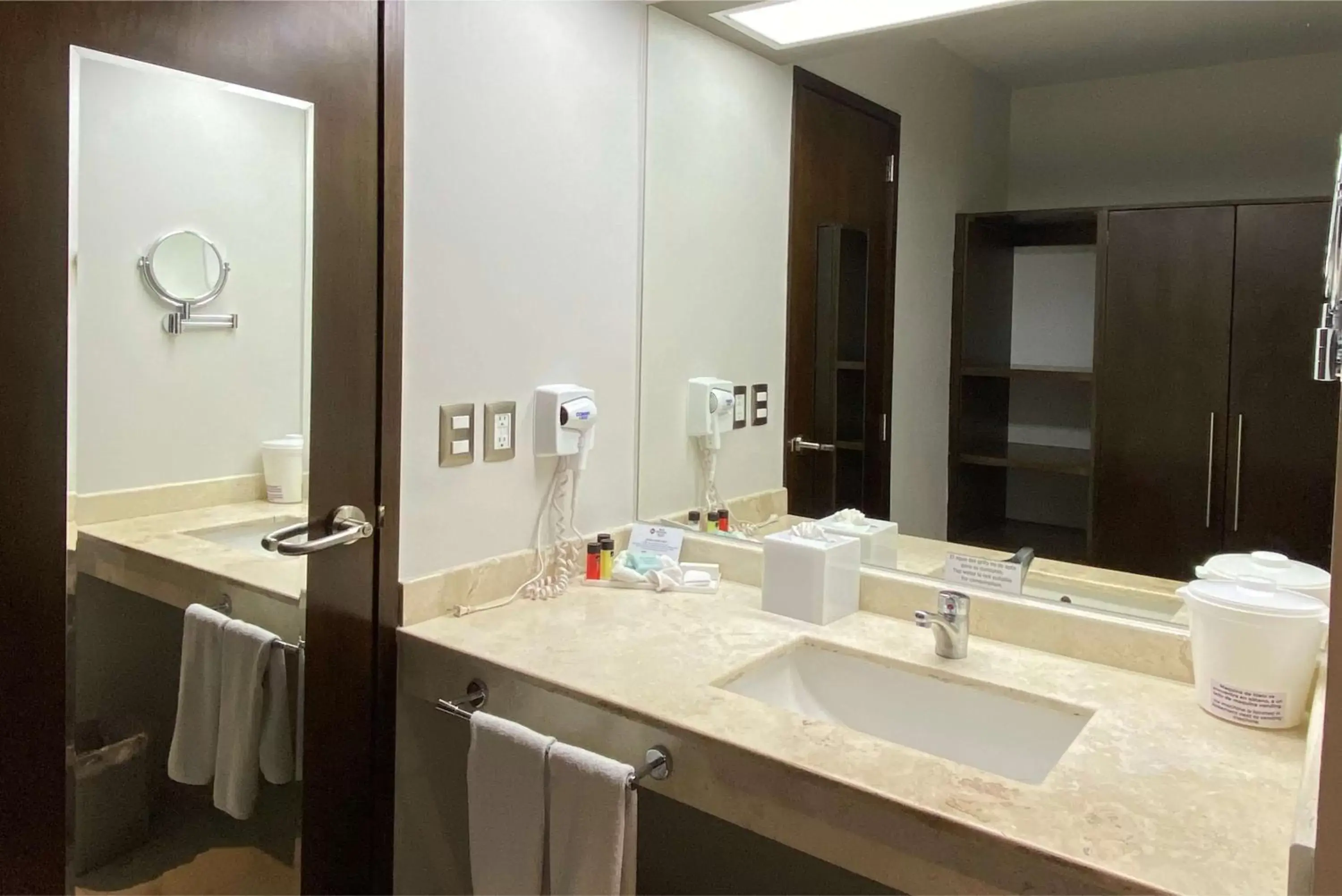 Bathroom in Best Western Plus Santa Cecilia Pachuca