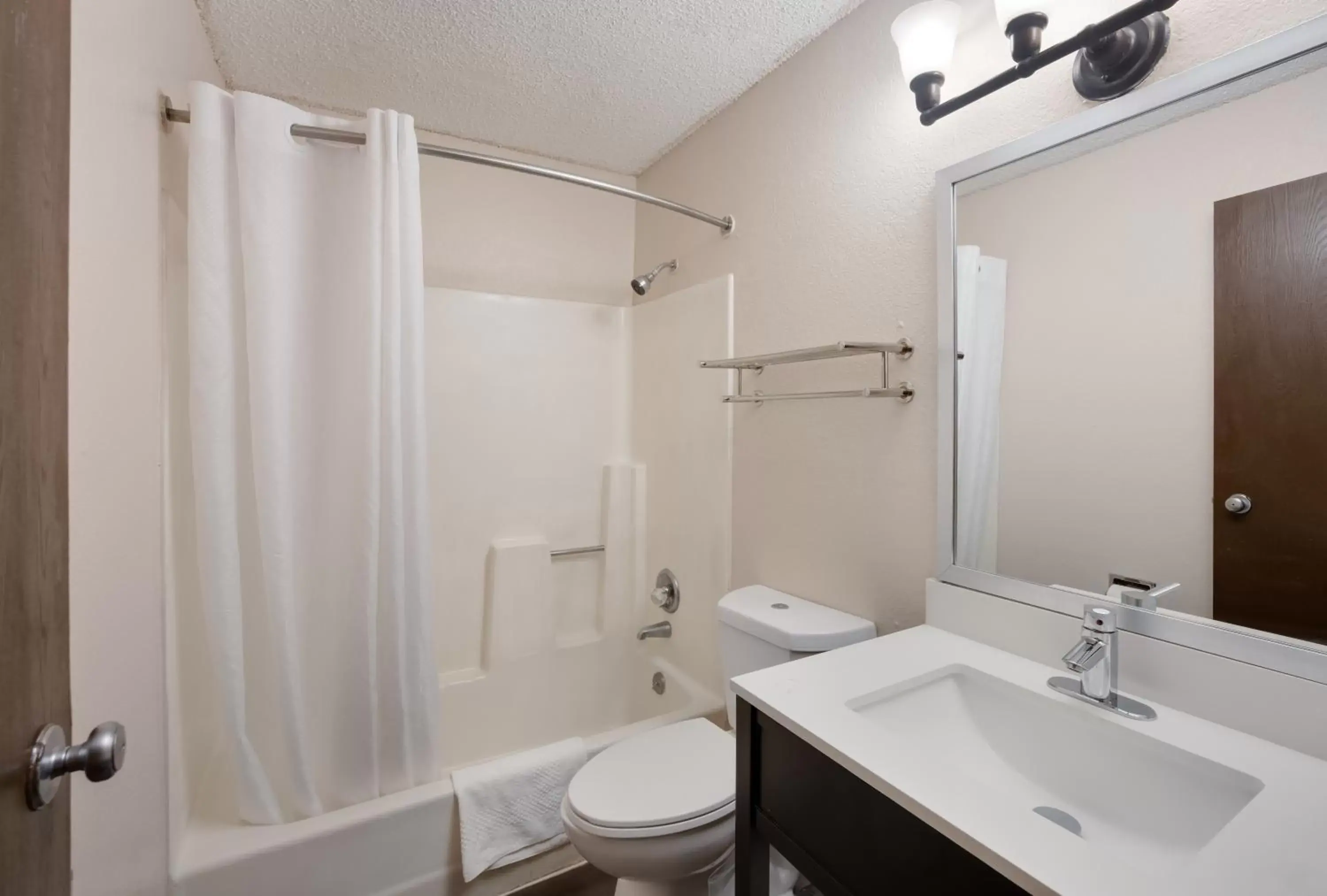 Shower, Bathroom in Rodeway Inn