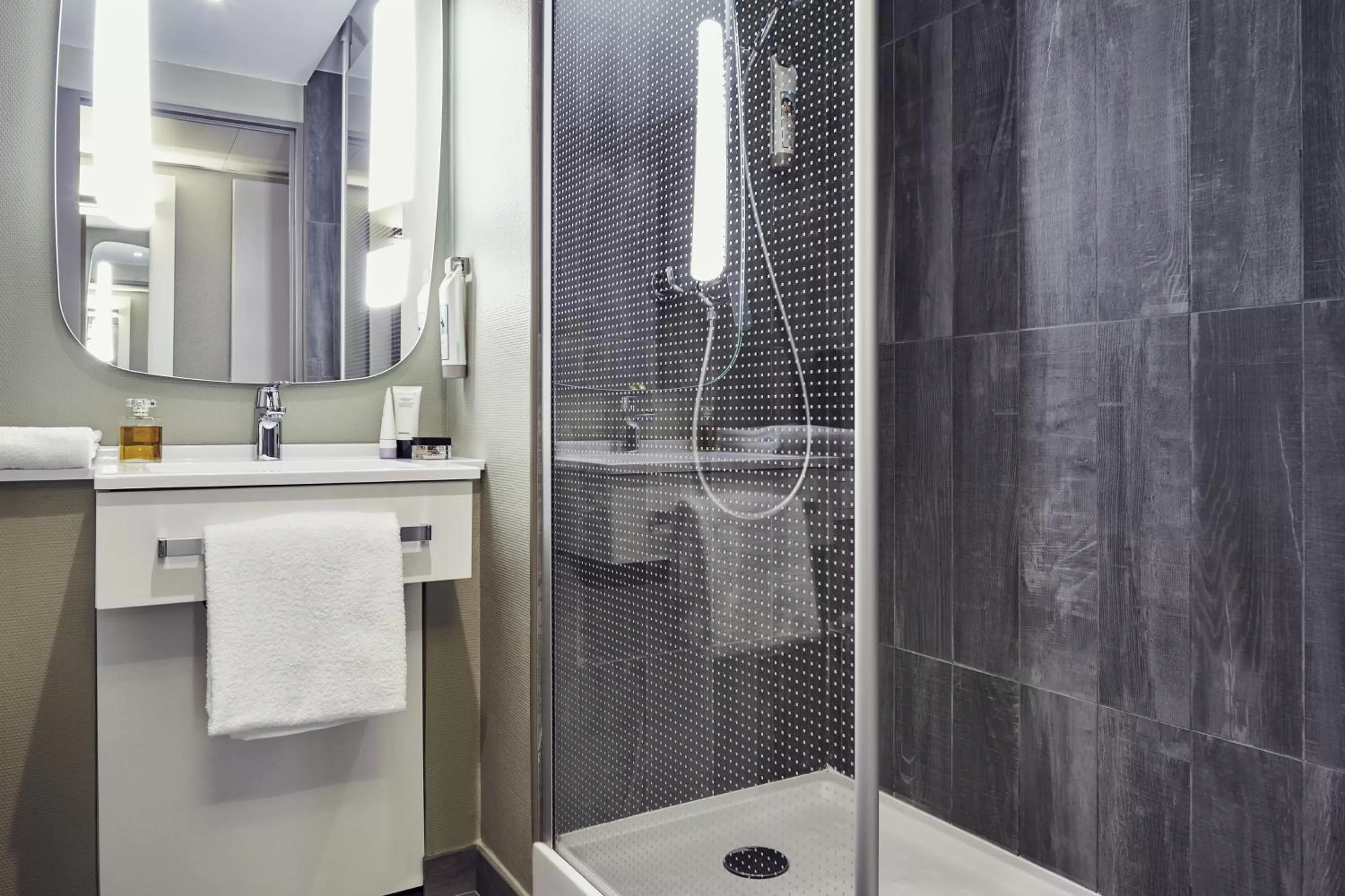 Shower in ibis Toulon La Valette