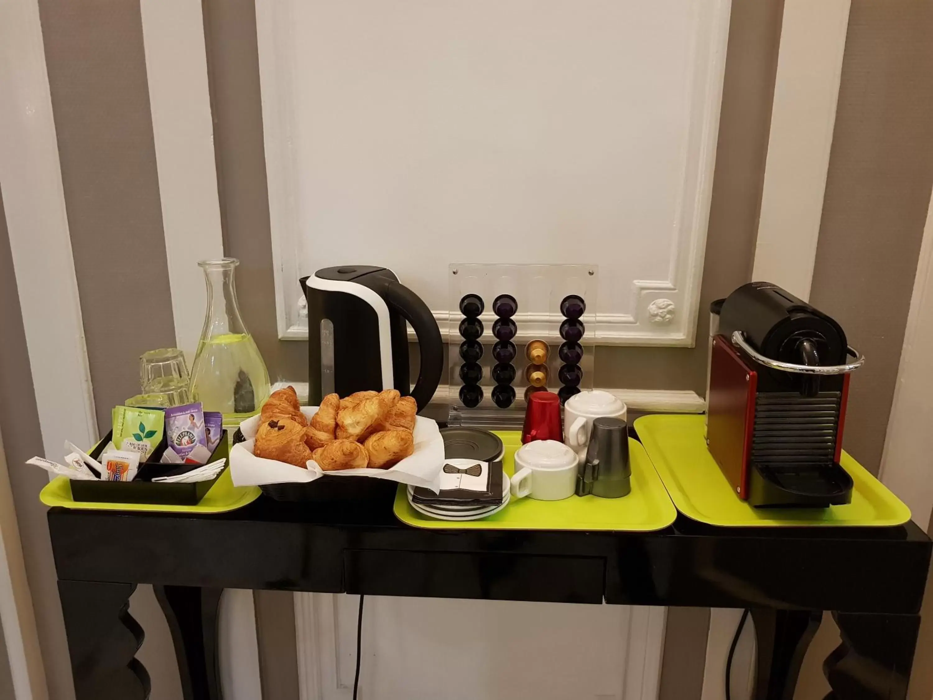 Coffee/tea facilities in Hotel De La Cite Rougemont