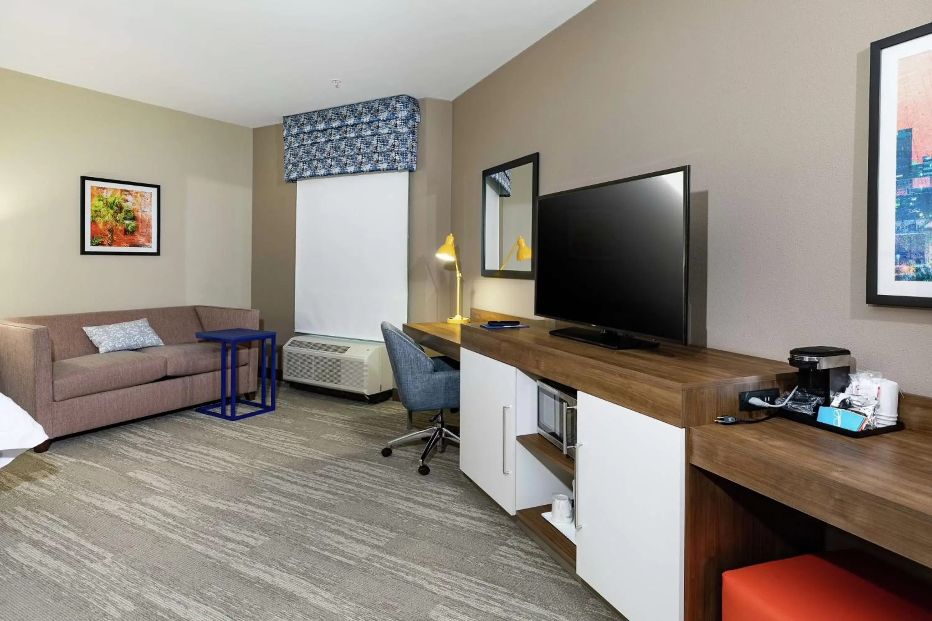 Bedroom, TV/Entertainment Center in Hampton Inn & Suites By Hilton-Columbia Killian Road