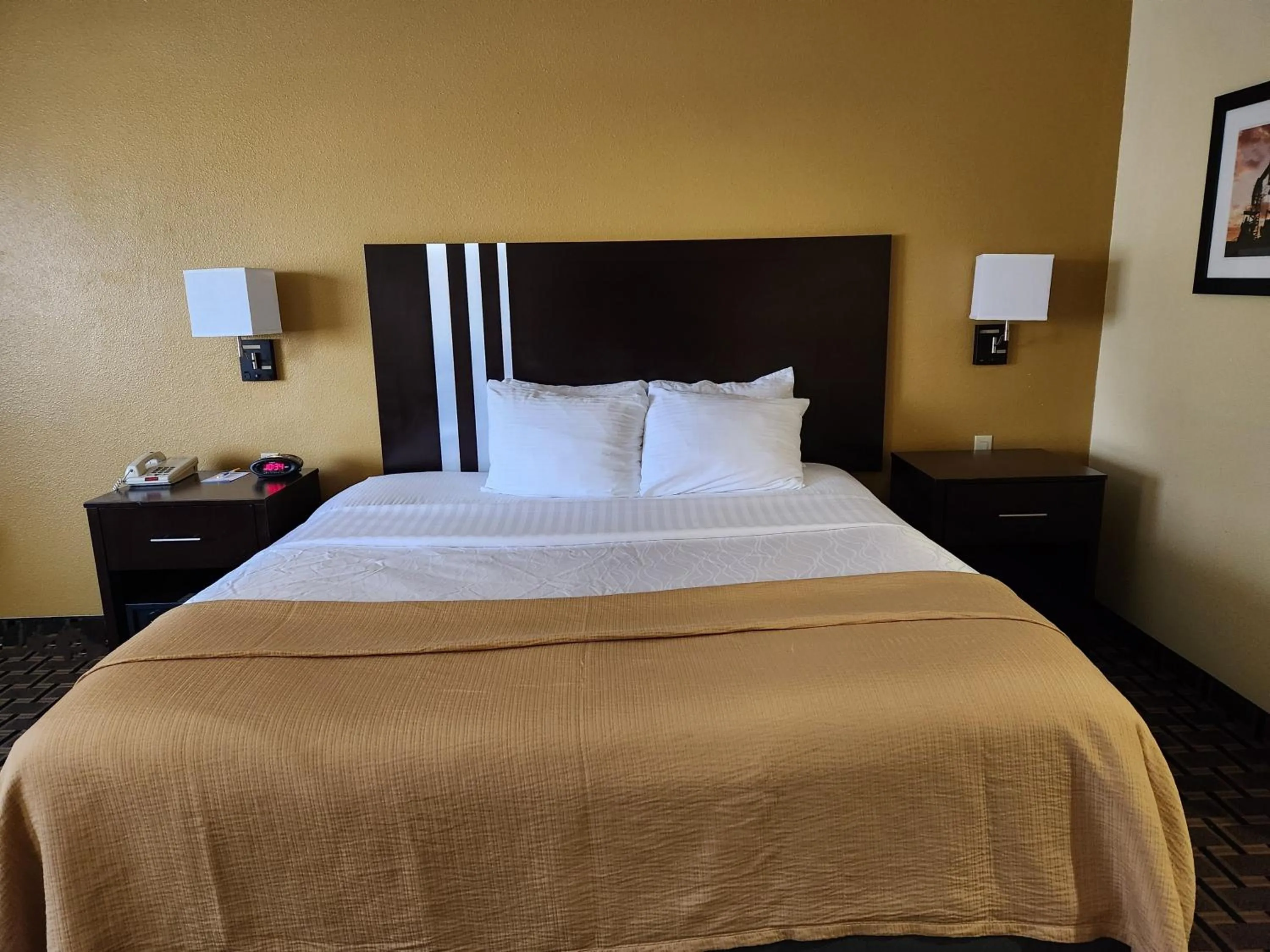 Bedroom, Bed in Days Inn & Suites by Wyndham Sam Houston Tollway