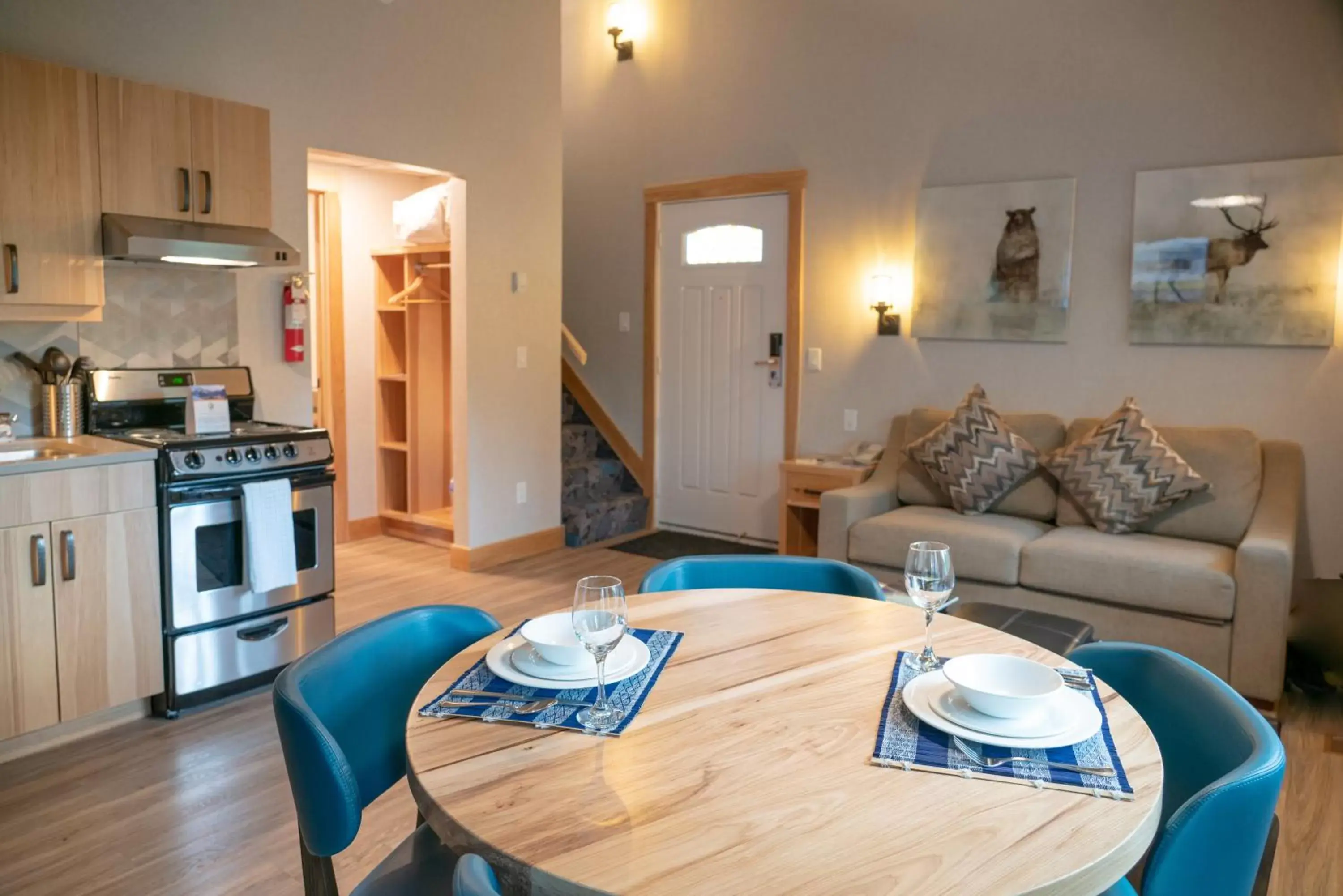 Kitchen or kitchenette, Dining Area in Tunnel Mountain Resort