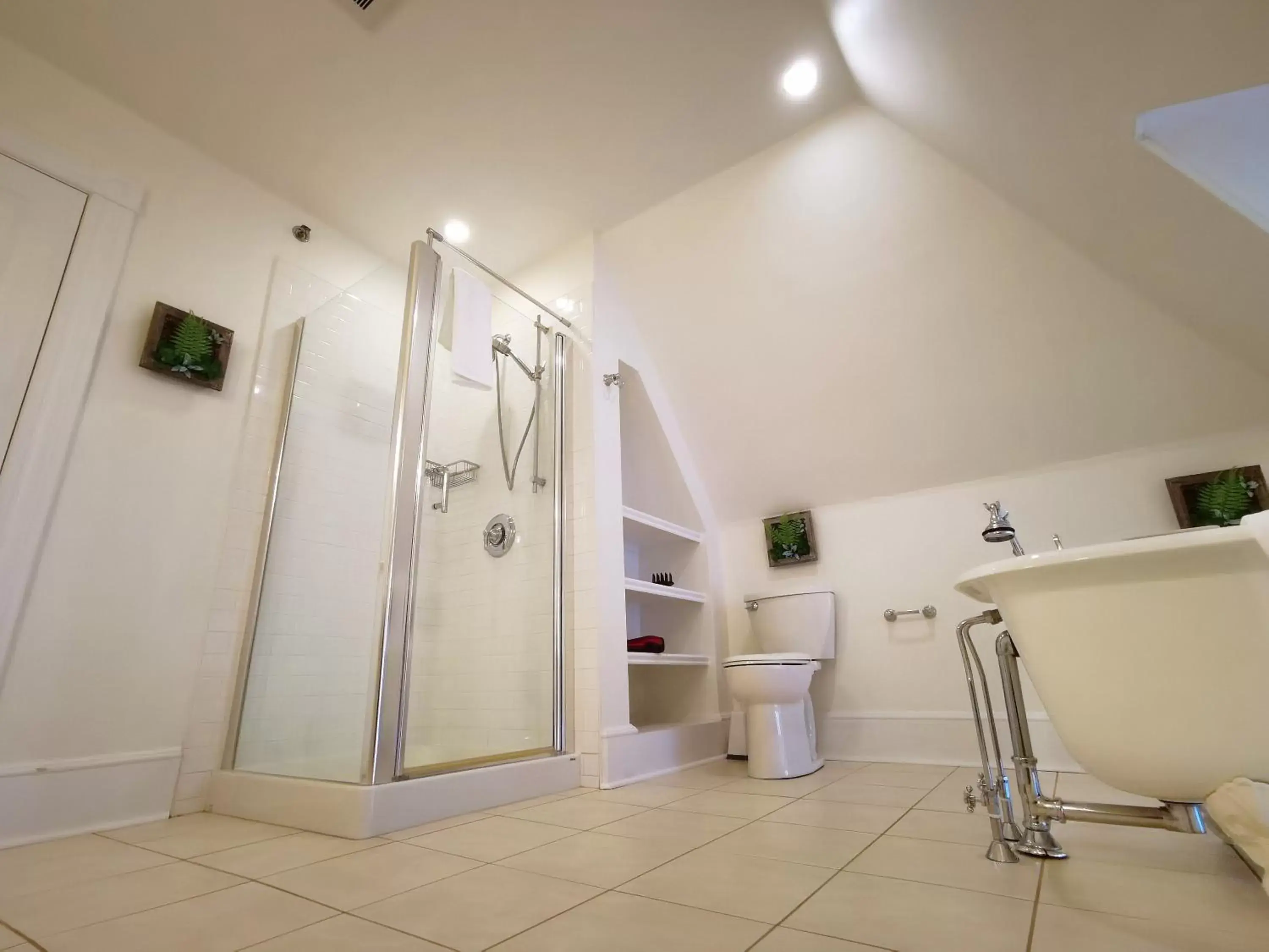 Shower, Bathroom in No 1 Grafton Inn