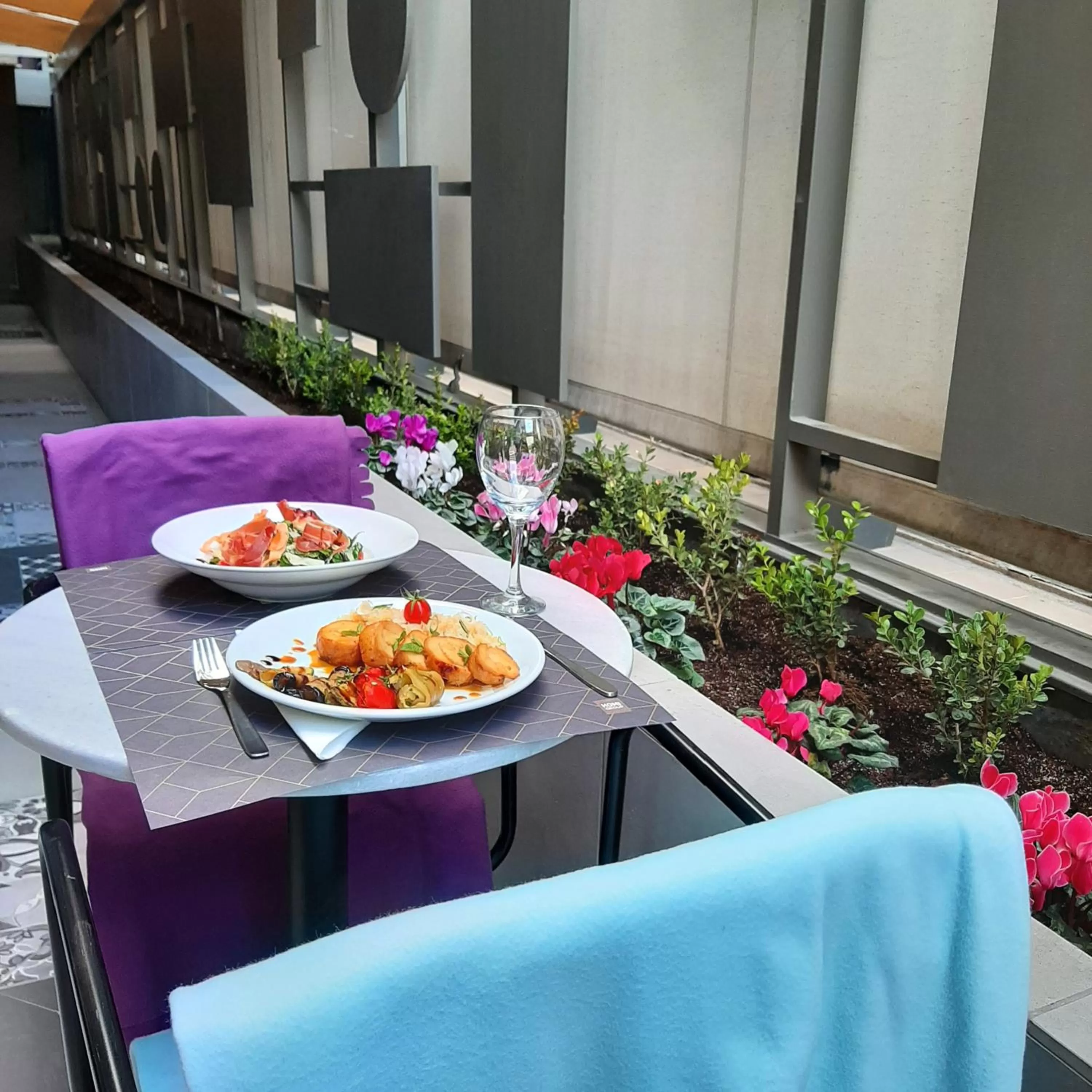 Restaurant/places to eat in Athenian Montaza Hotel