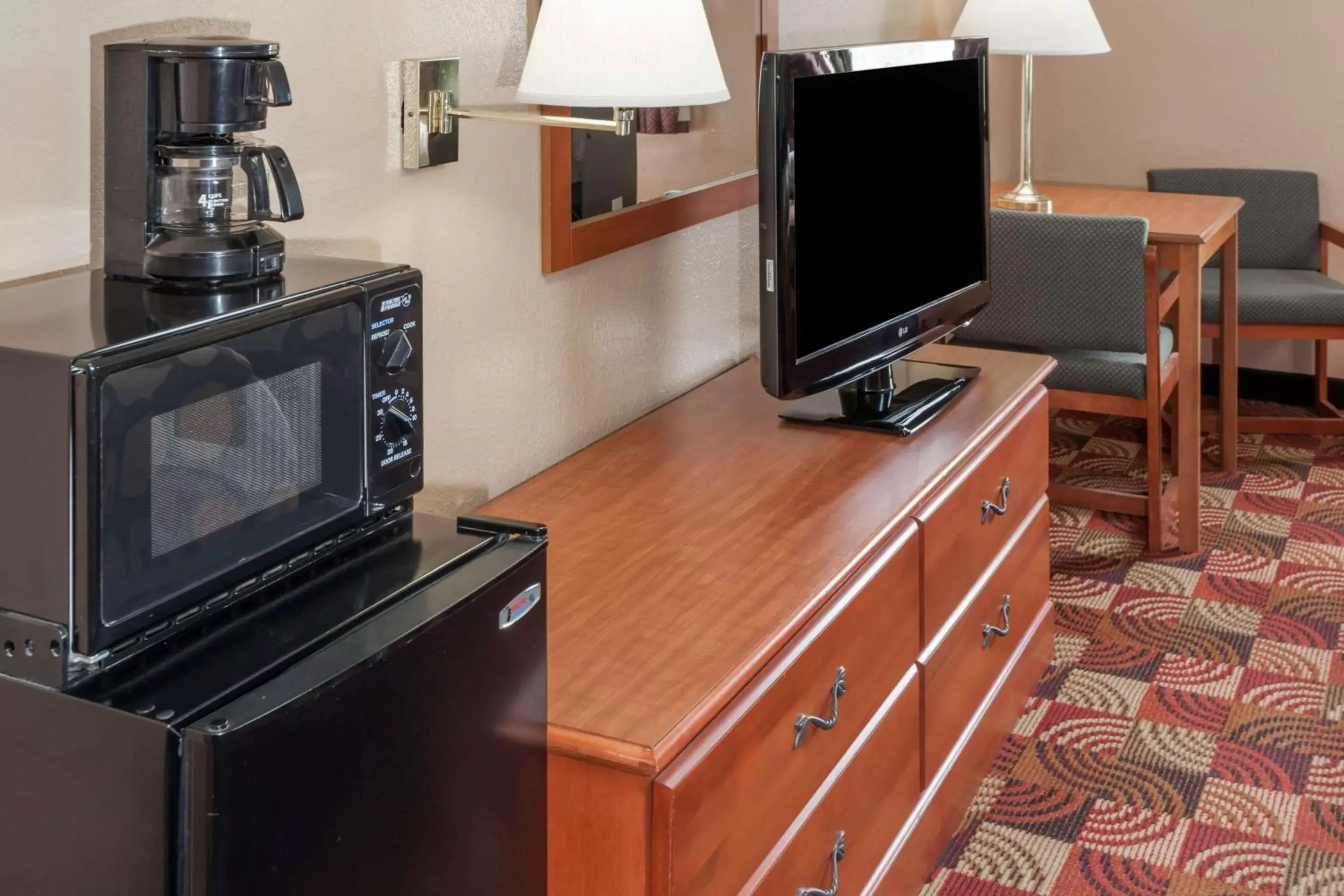 Photo of the whole room, TV/Entertainment Center in Super 8 by Wyndham Shipshewana