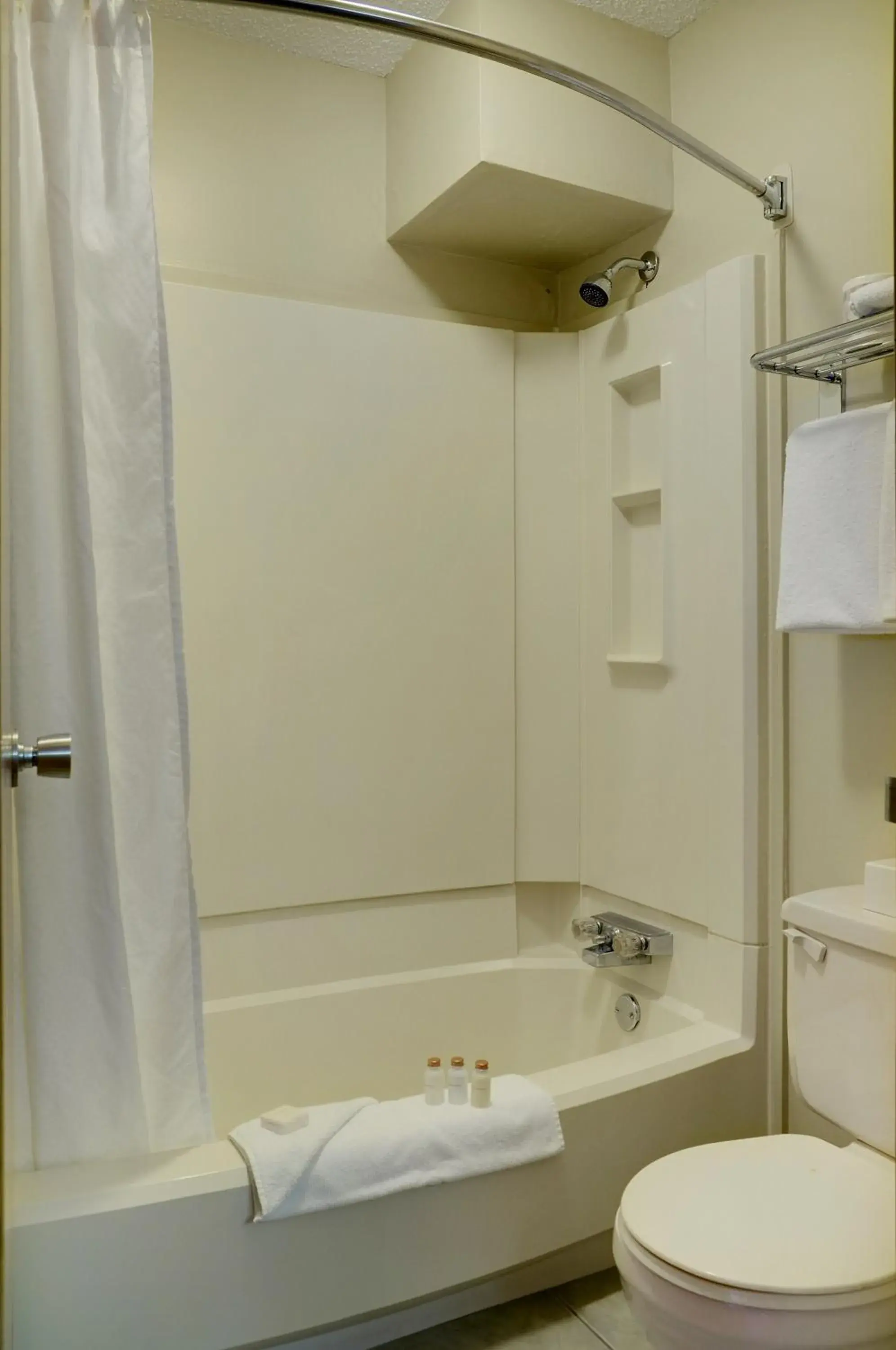 Shower, Bathroom in Nova Inn Kindersley