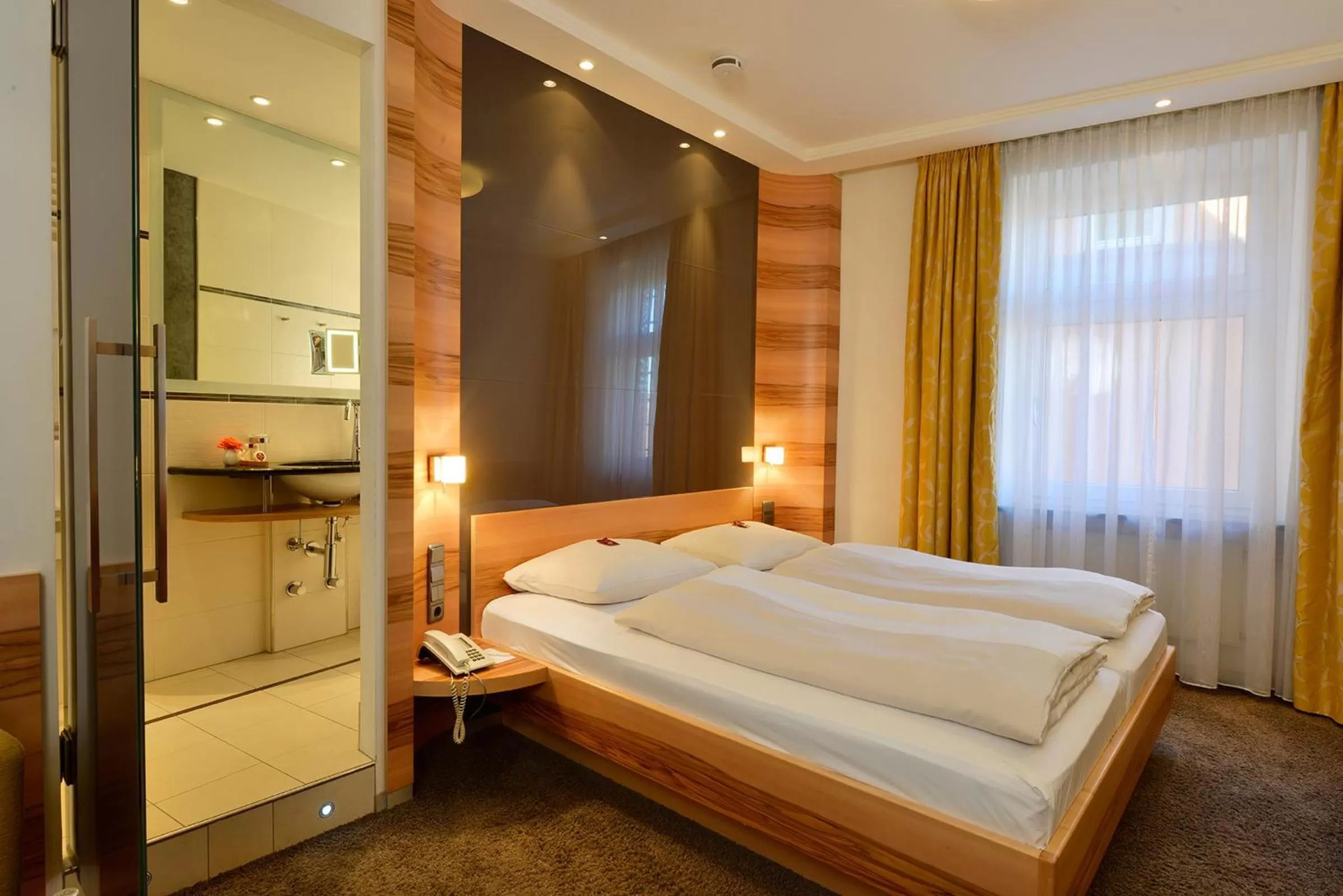 Day, Bed in Hotel Torbräu