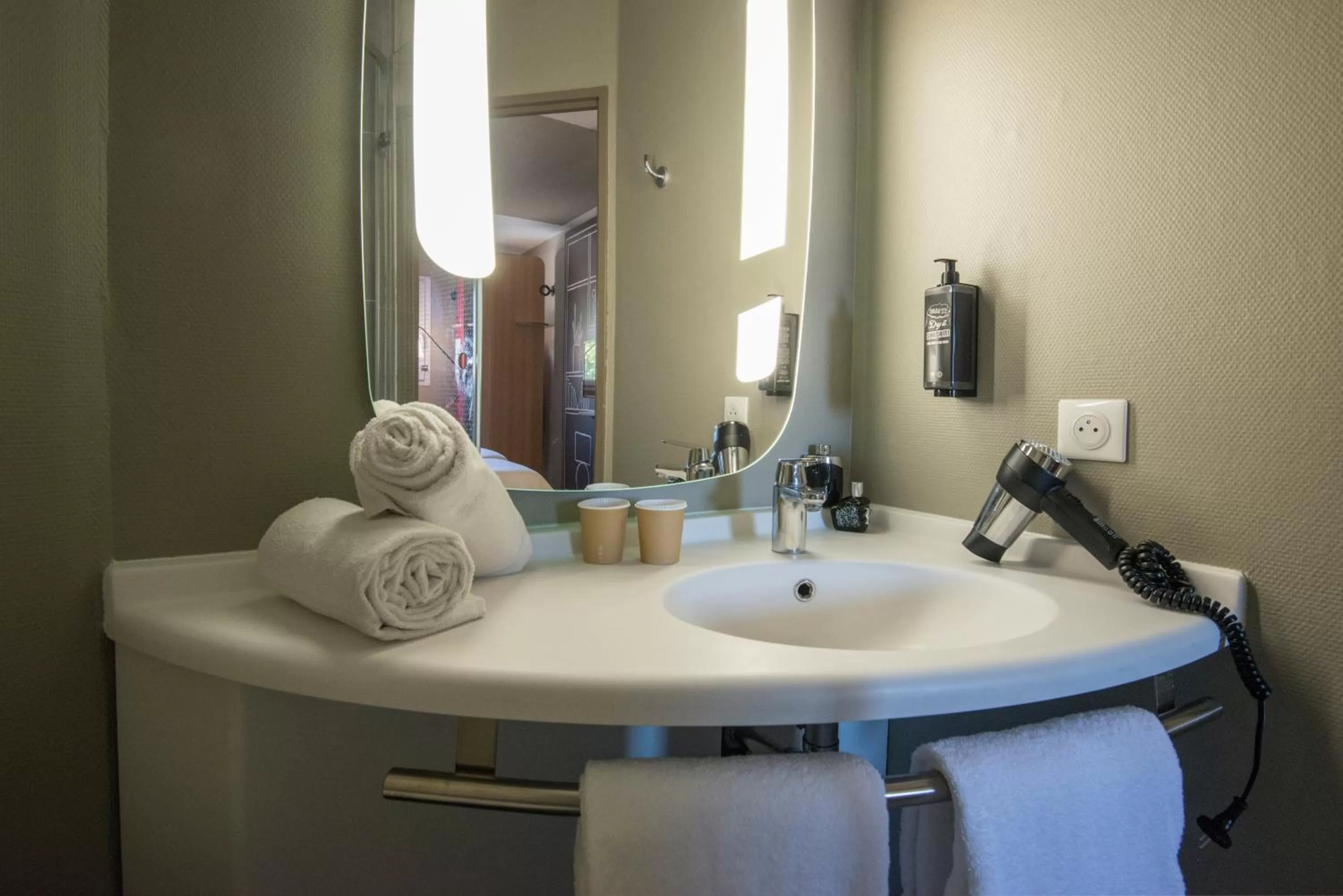 Bathroom in ibis Manosque Cadarache